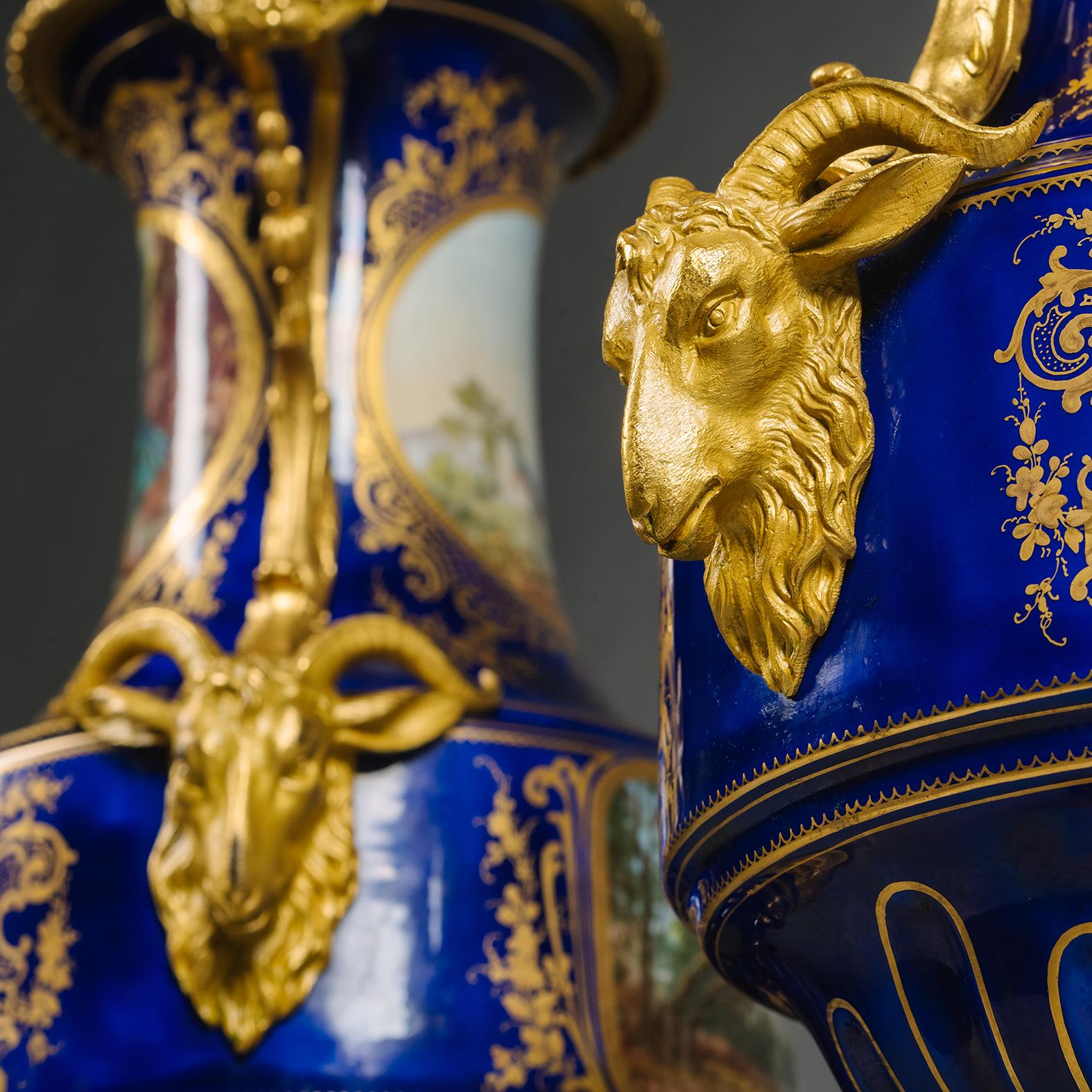 Grande pendule garnie en bronze doré et porcelaine de Sèvres en trois parties en vente 2