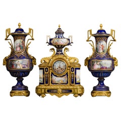 Grande pendule garnie en bronze doré et porcelaine de Sèvres en trois parties