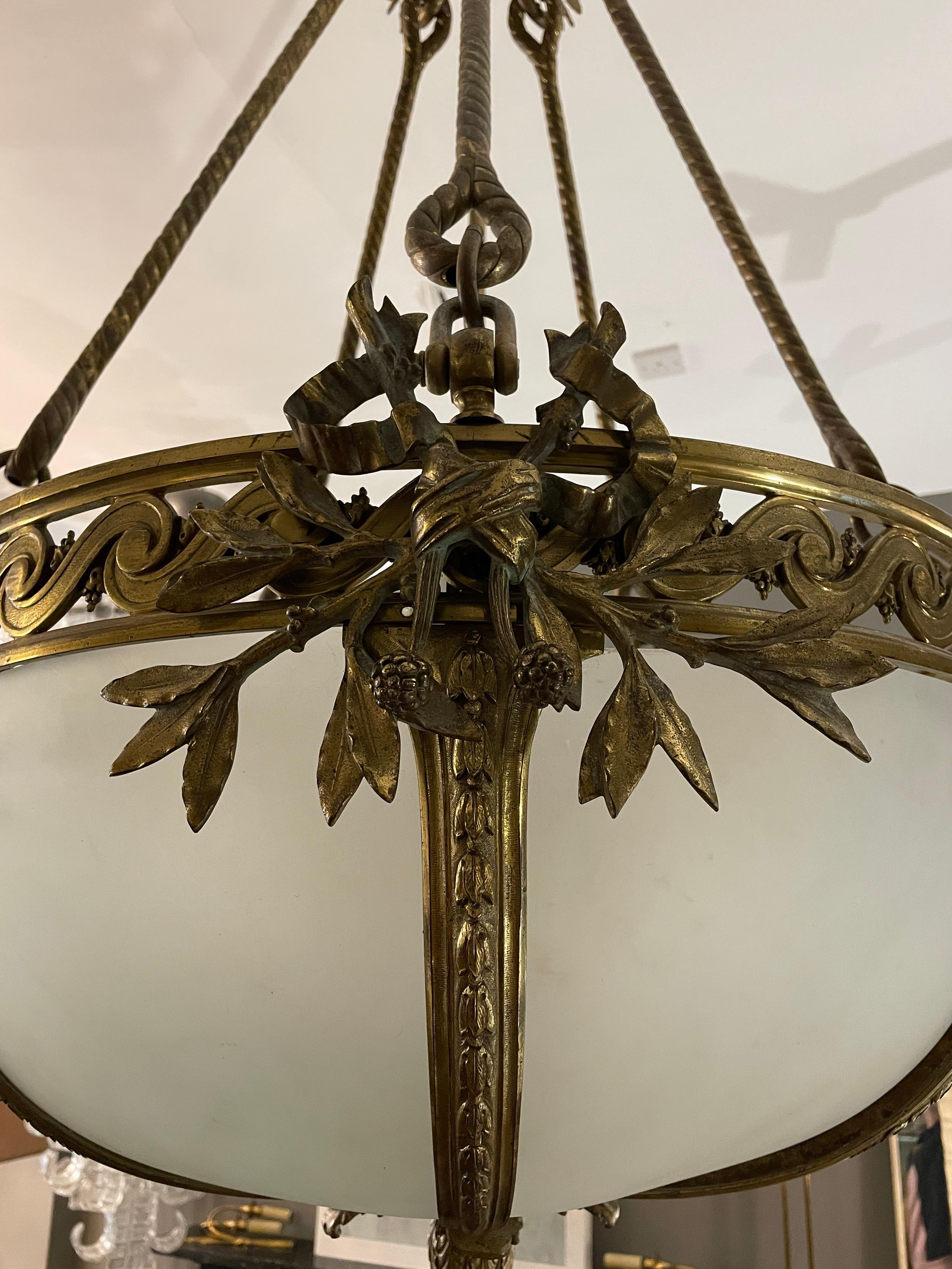 Français Grand lustre de style Empire français en bronze doré en vente