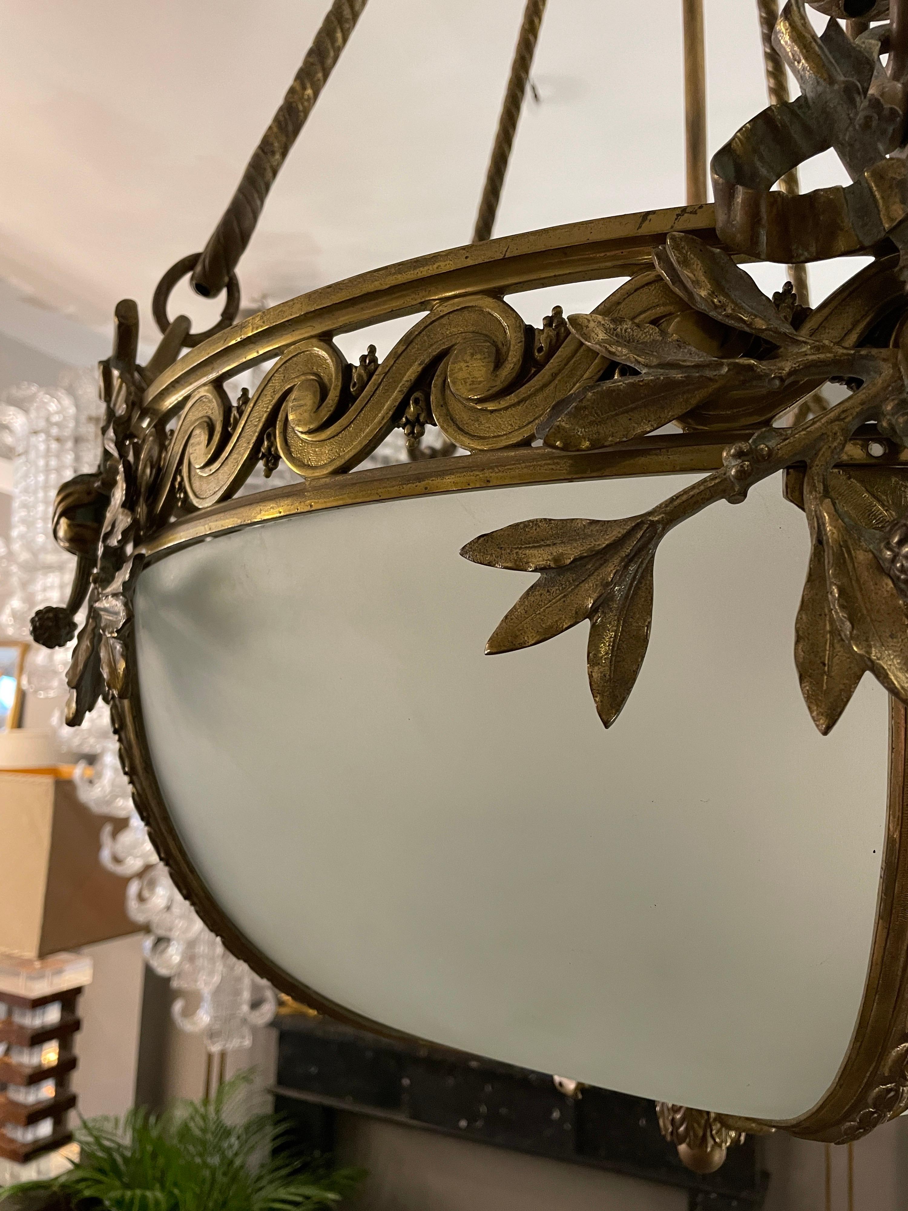 Grand lustre de style Empire français en bronze doré Bon état - En vente à London, GB