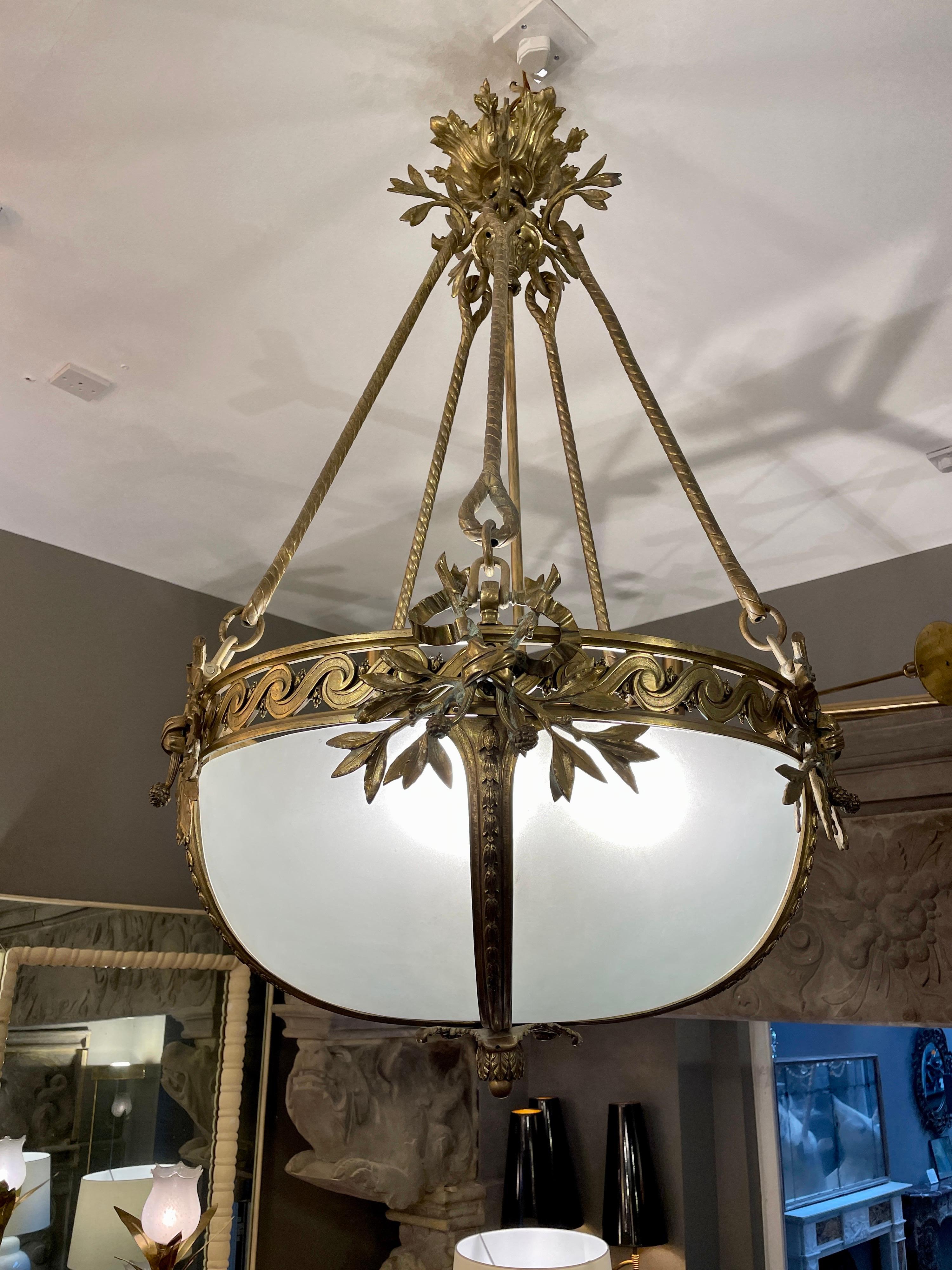 XIXe siècle Grand lustre de style Empire français en bronze doré en vente