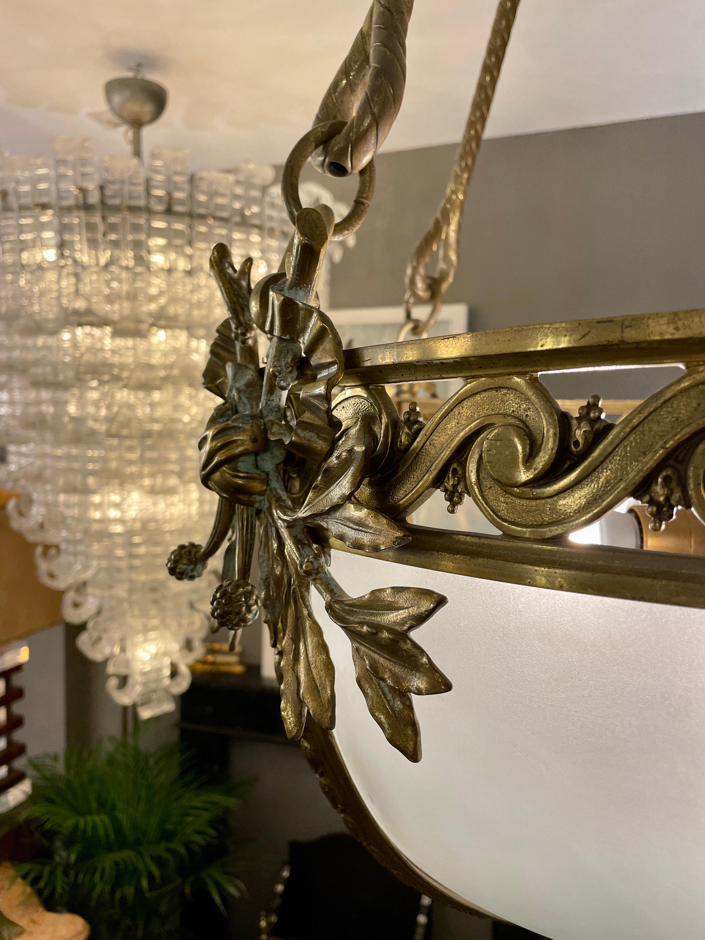 Bronzo Grande lampadario in bronzo dorato in stile impero francese in vendita