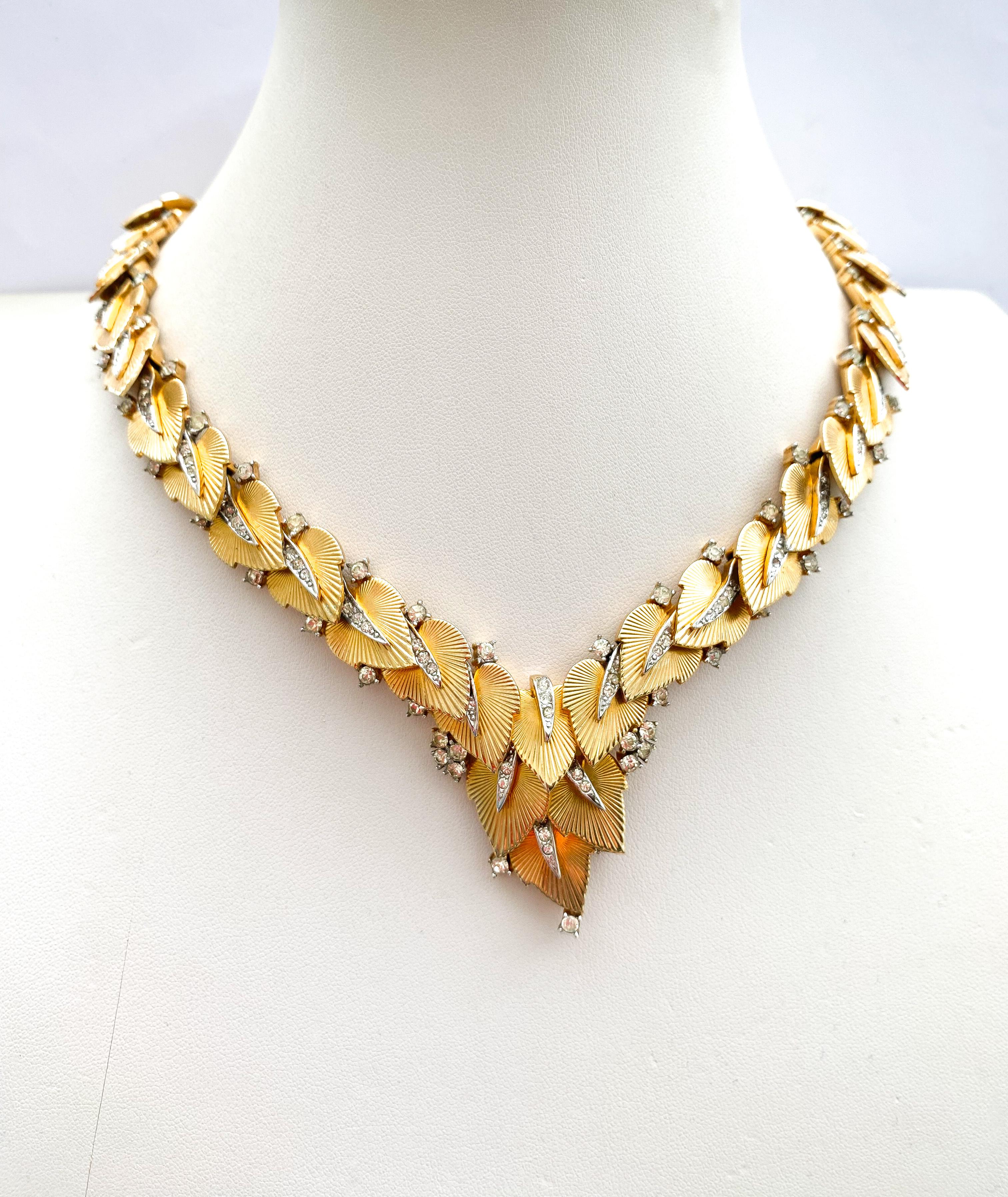 Eine exquisit gestaltete und fein gearbeitete Halskette aus vergoldetem Metall und klarer Paste, entworfen von Marcel Boucher in den 1960er Jahren. Klassisch und elegant, das ist Boucher von seiner besten Seite. Er nutzt sein umfassendes Wissen über