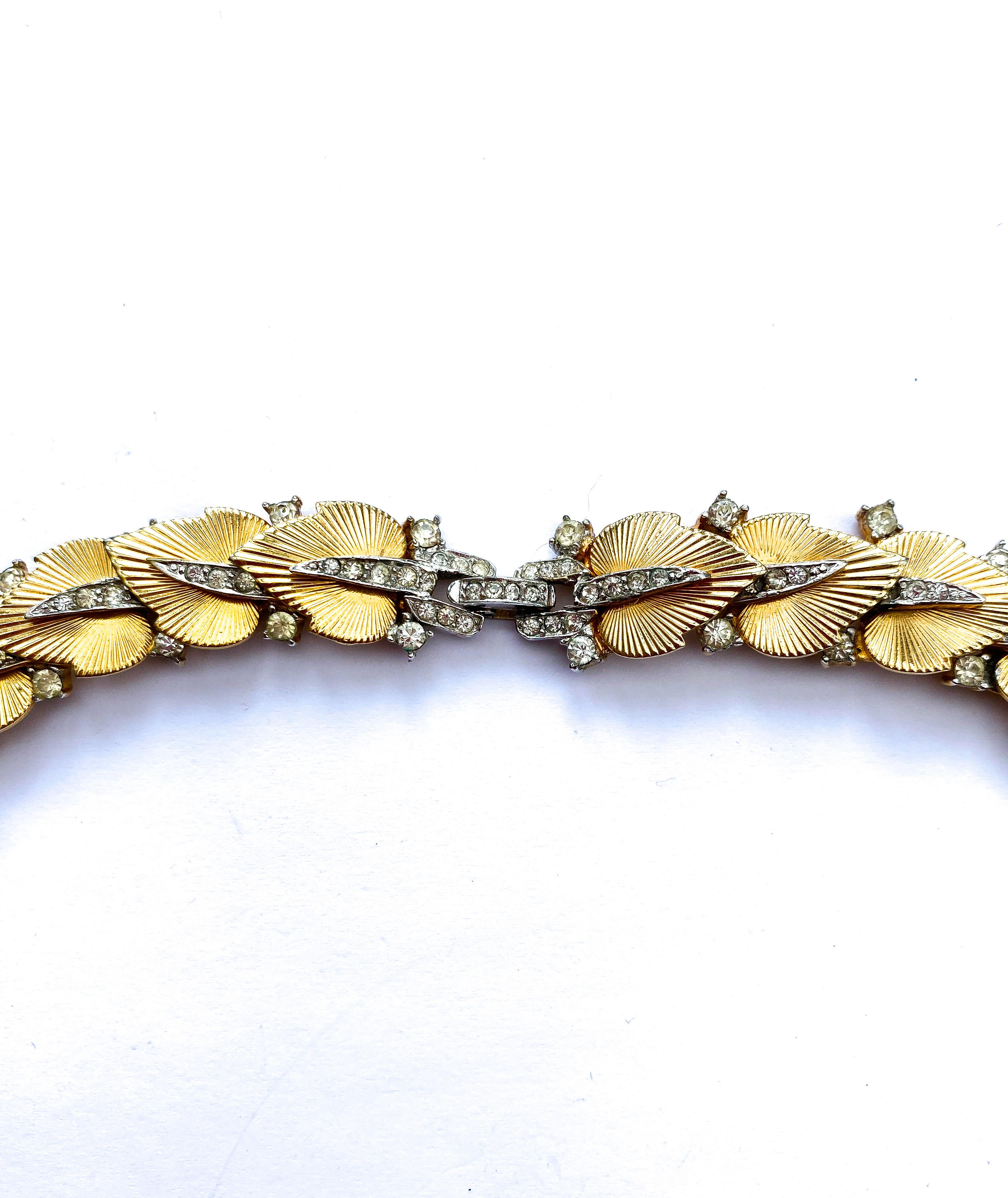 Eine große Halskette aus vergoldetem Metall und Klarpaste mit Blättern, Marcel Boucher, USA, 1960er Jahre. im Angebot 1