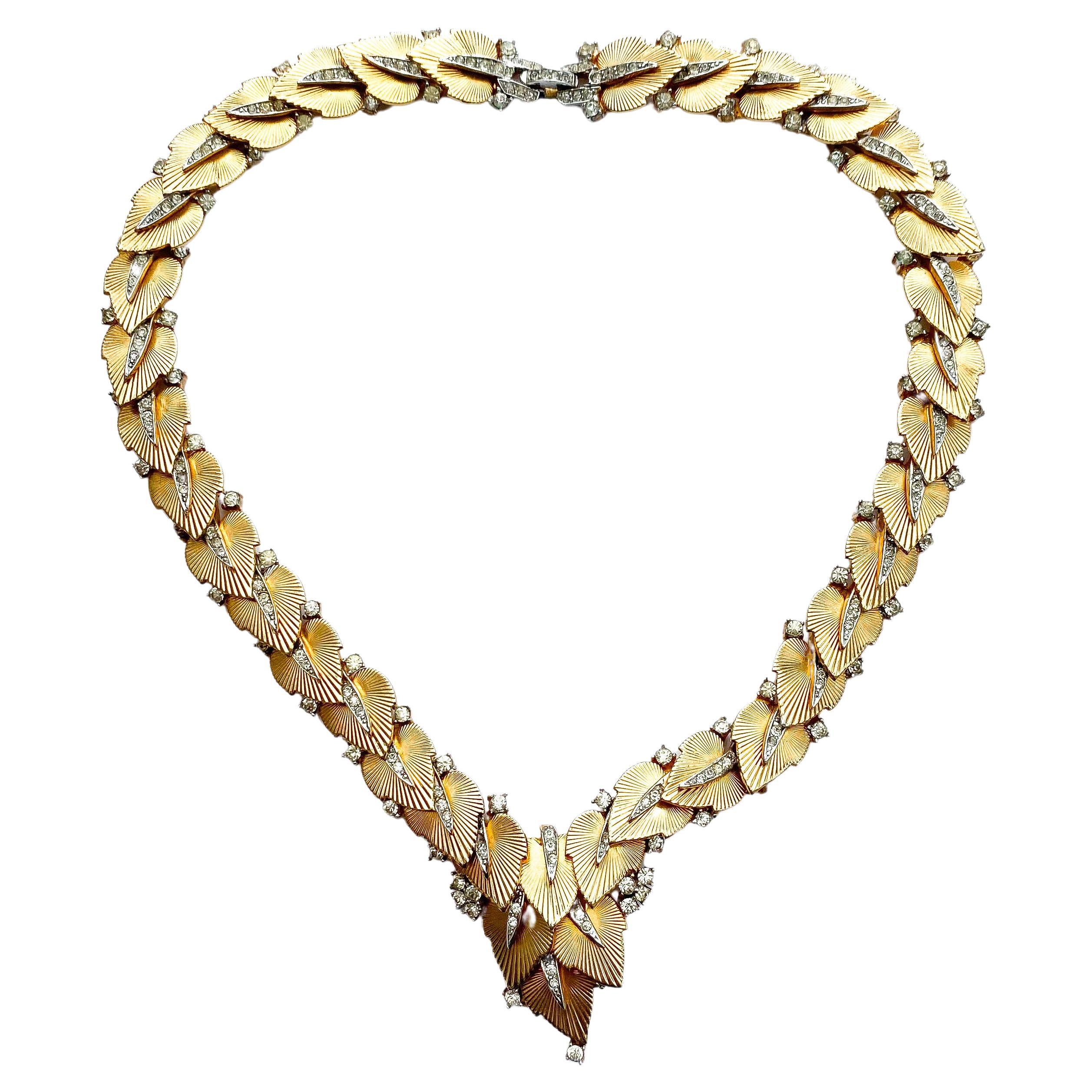 Eine große Halskette aus vergoldetem Metall und Klarpaste mit Blättern, Marcel Boucher, USA, 1960er Jahre. im Angebot