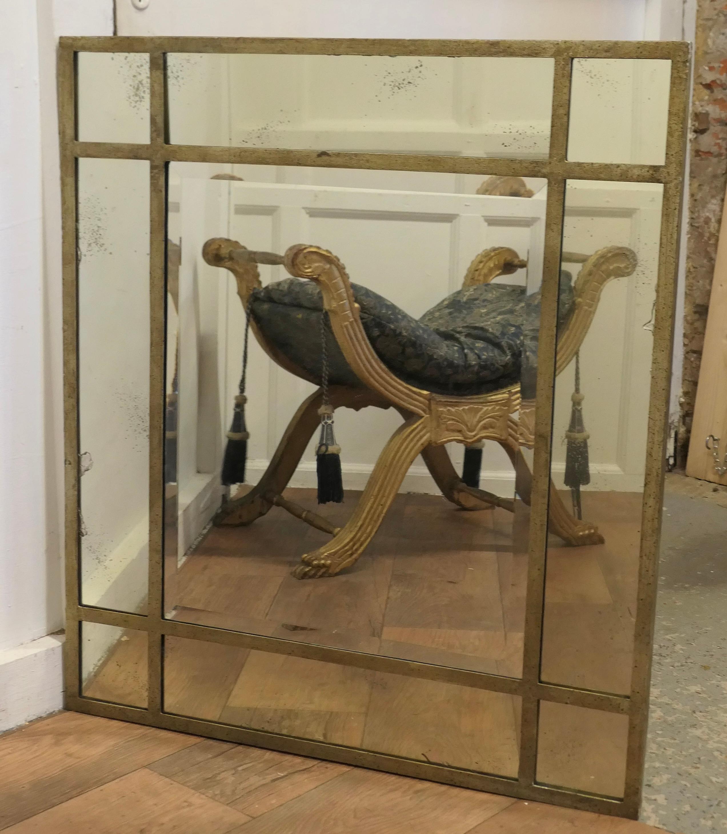 Grand miroir mural à Margin en métal doré

Le miroir a un cadre métallique simple, le verre biseauté rectangulaire principal est bordé de 8 miroirs plus petits formant une bordure.
Le miroir est en bon état avec seulement des signes mineurs de
