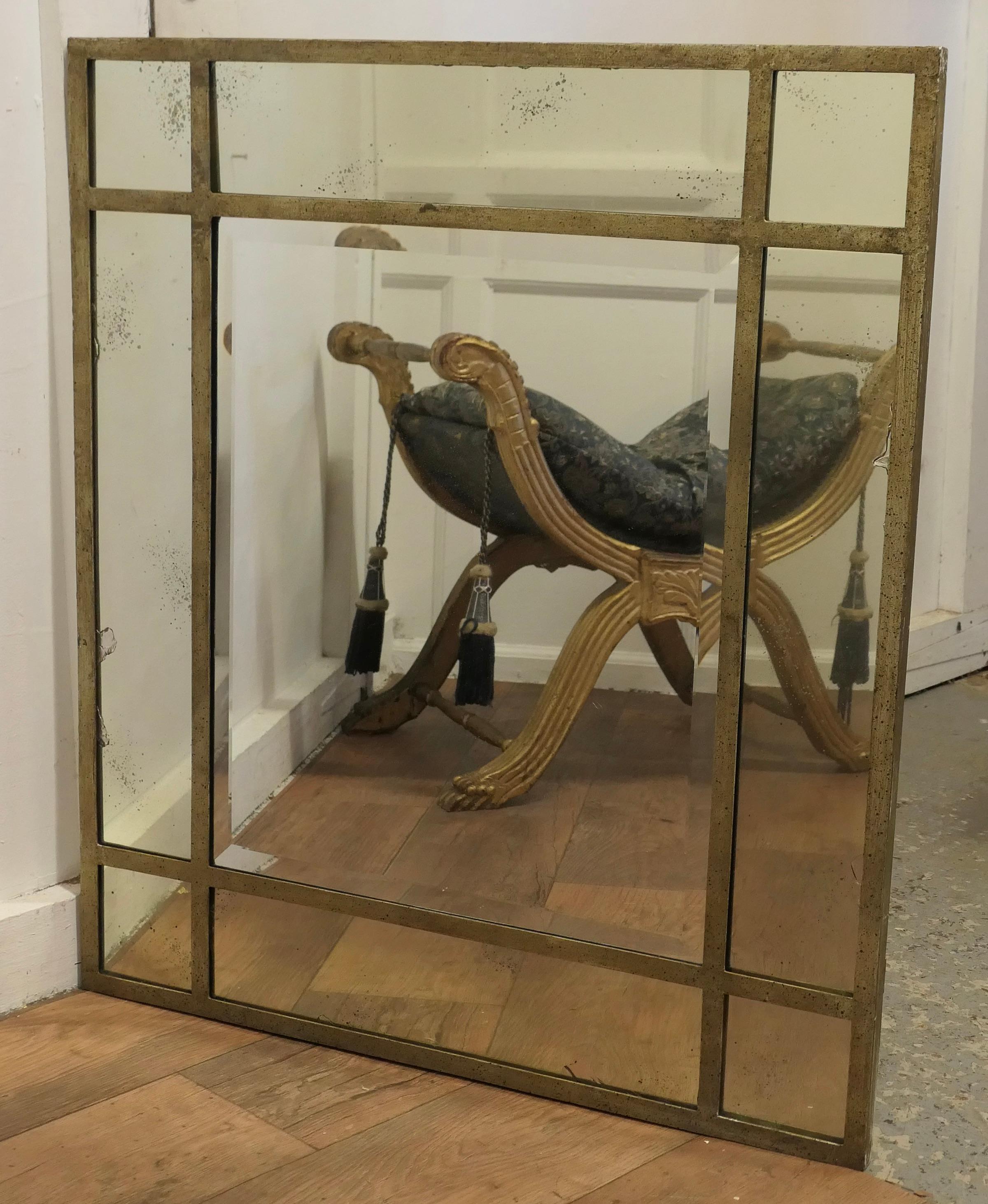 Mid-Century Modern Grand miroir mural à Margin en métal doré  Le miroir a un cadre métallique simple en vente