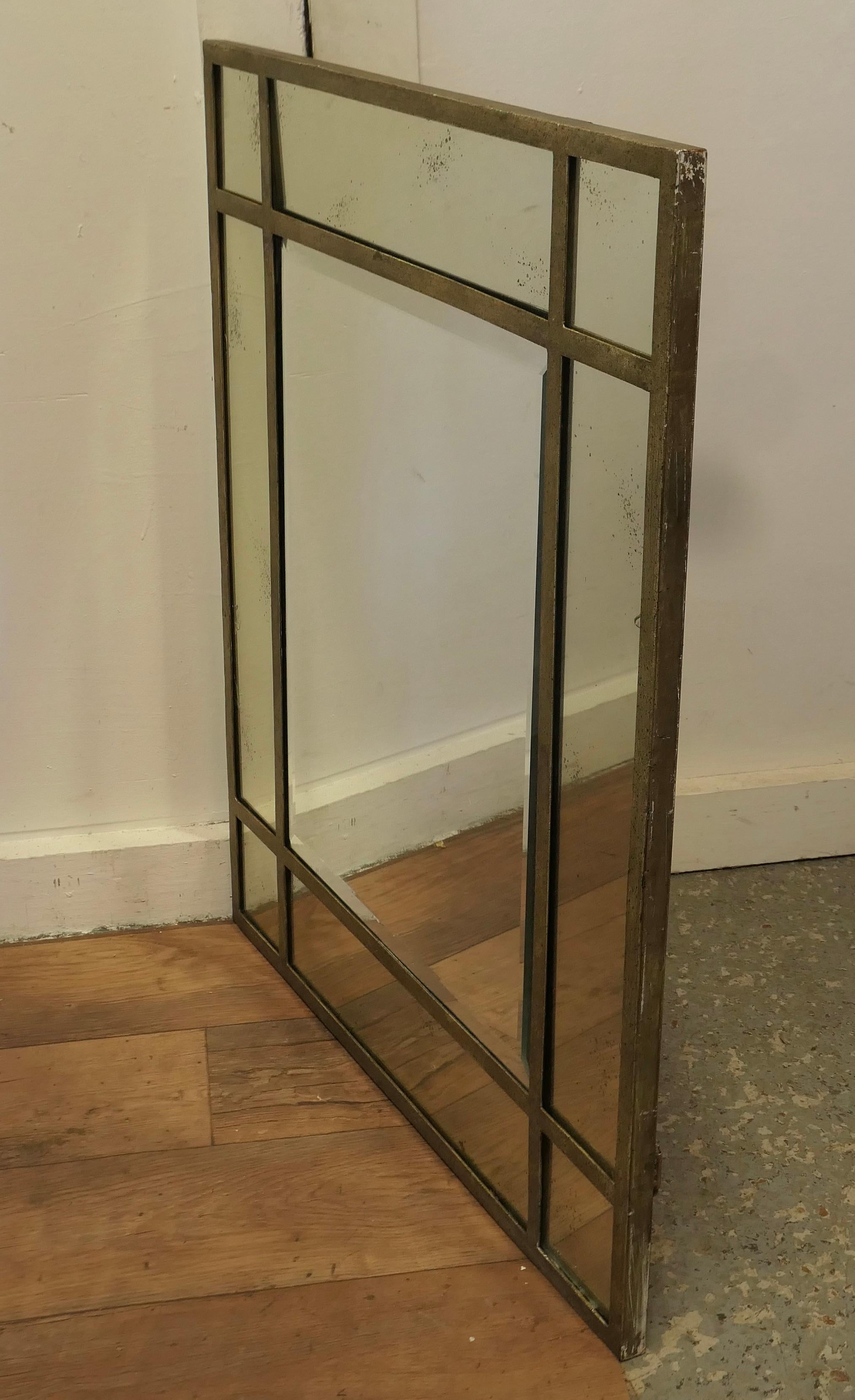 Métal Grand miroir mural à Margin en métal doré  Le miroir a un cadre métallique simple en vente