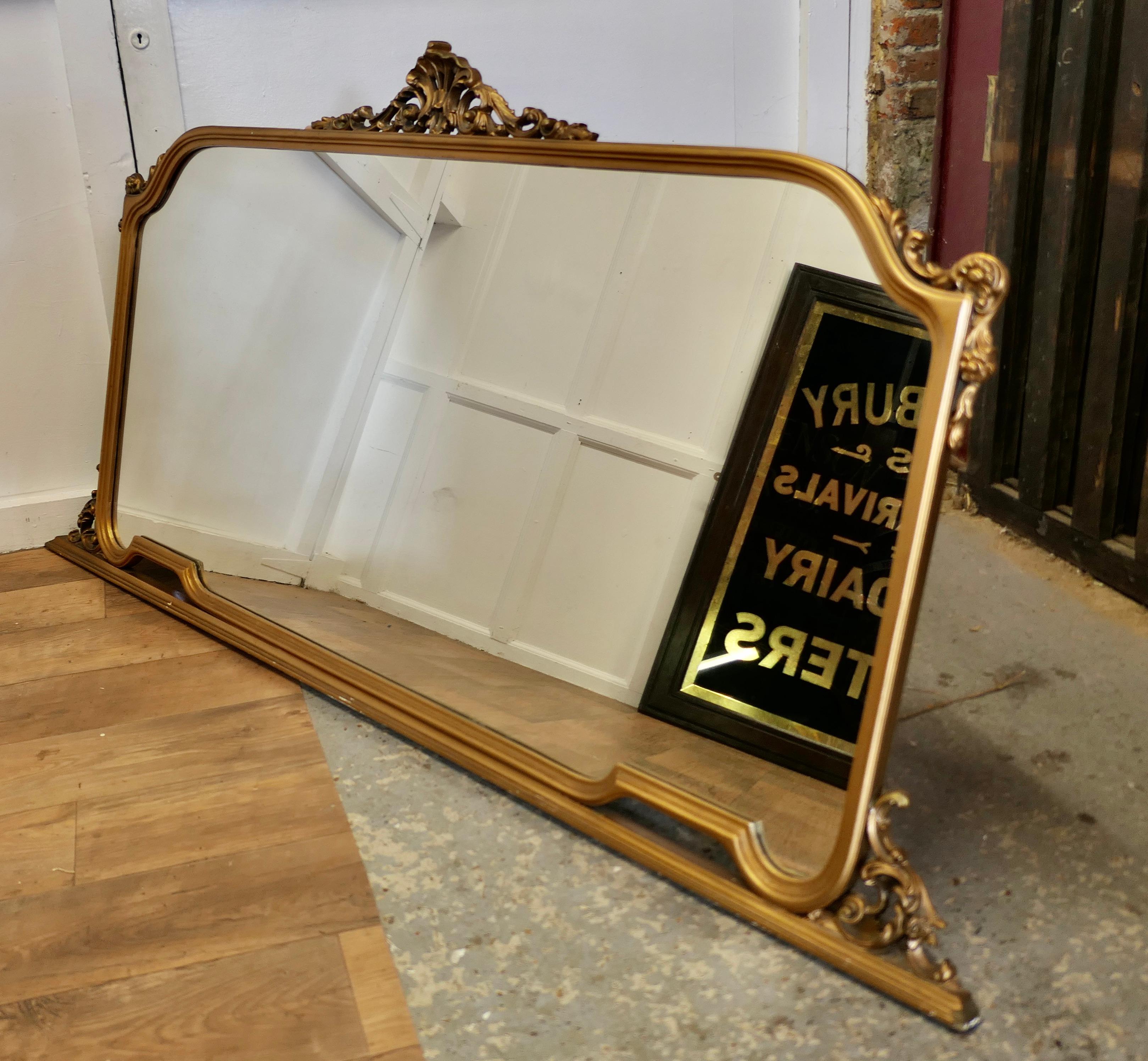 Ein großer vergoldeter Mantelspiegel    Dieser Spiegel hat einen schönen Goldrahmen   (Mitte des 20. Jahrhunderts) im Angebot