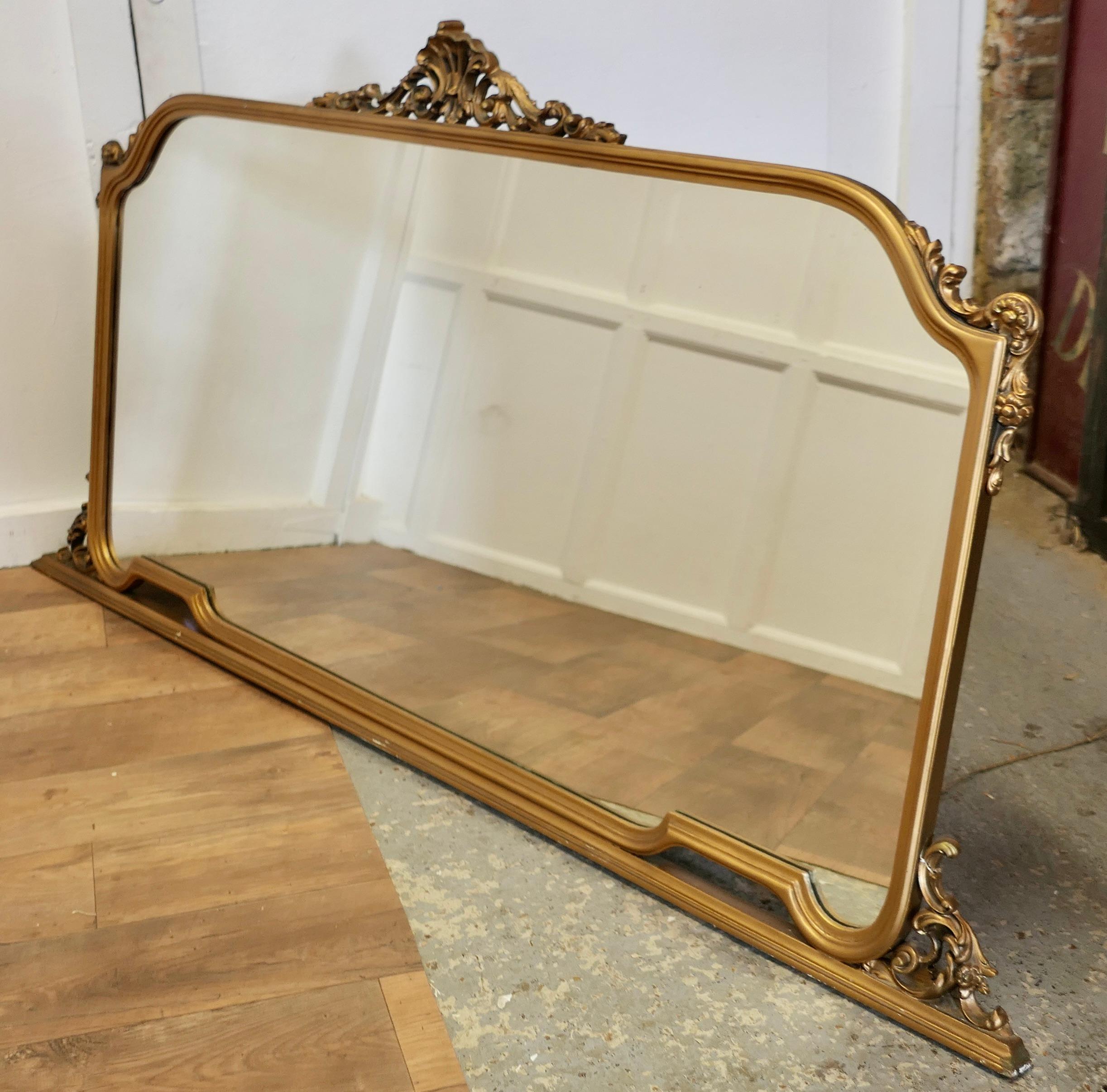 Ein großer vergoldeter Mantelspiegel    Dieser Spiegel hat einen schönen Goldrahmen   (Vergoldetes Holz) im Angebot
