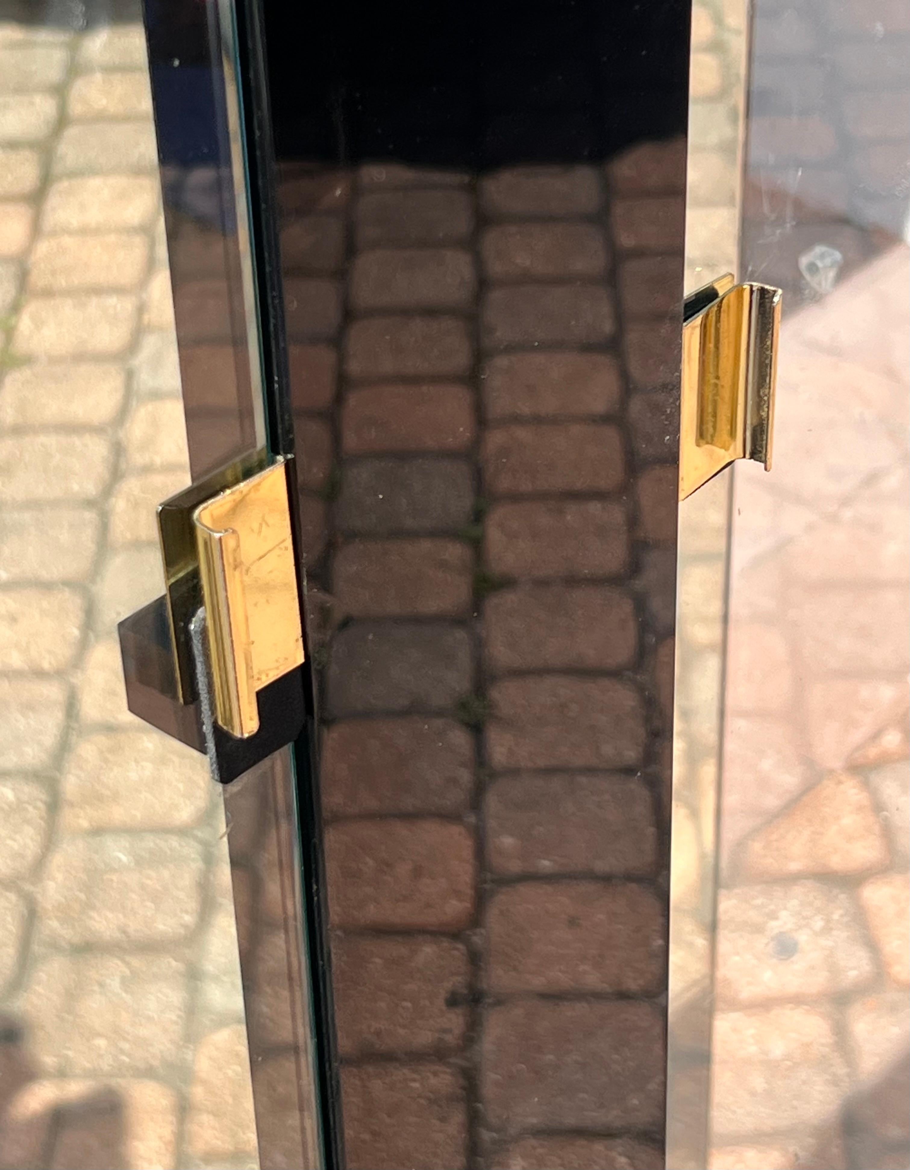 Un grande mobile curio in vetro con accenti neri, ottone e specchi, 20° sec. in vendita 3