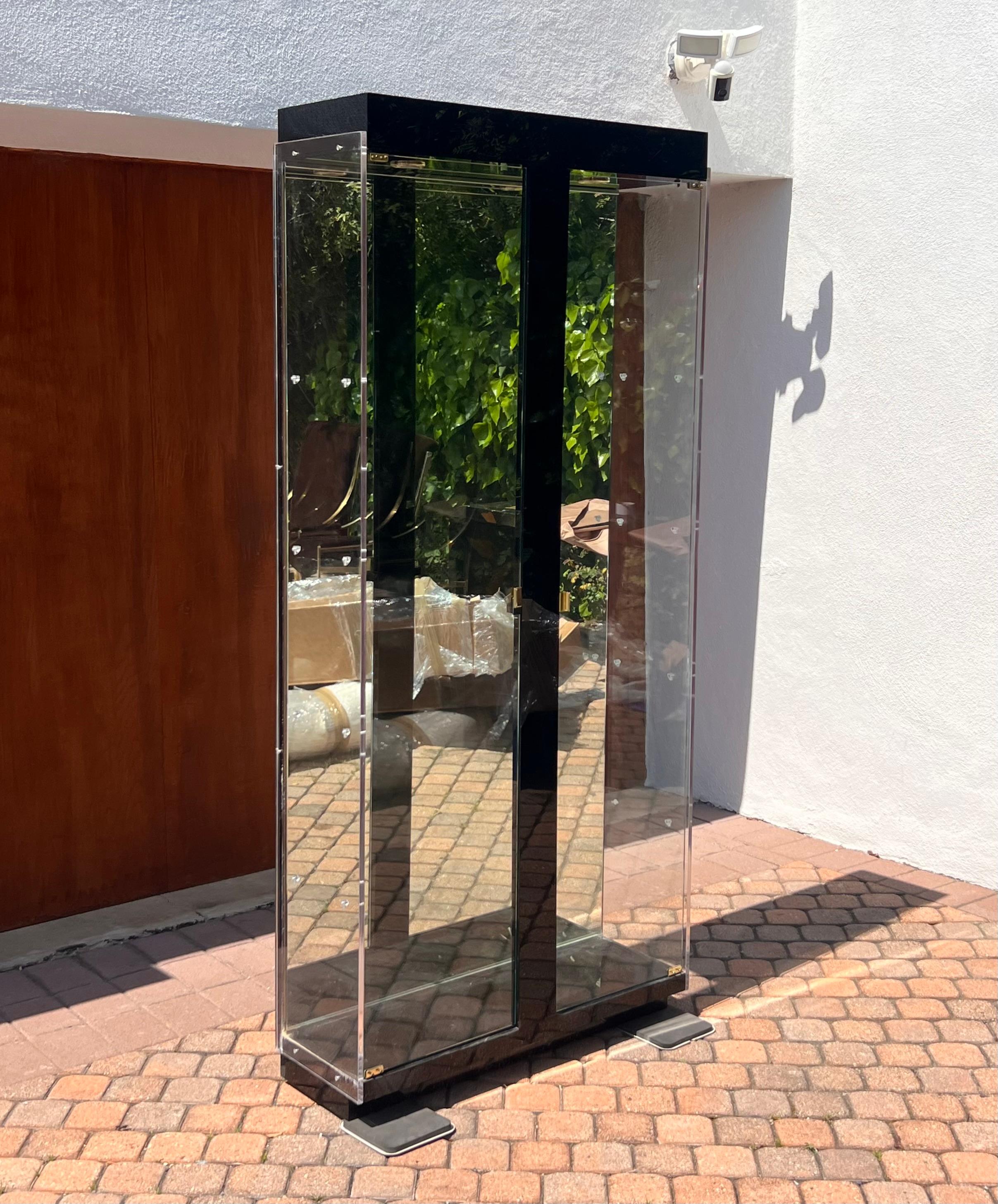 Un grande mobile curio in vetro con accenti neri, ottone e specchi, 20° sec. in vendita 4