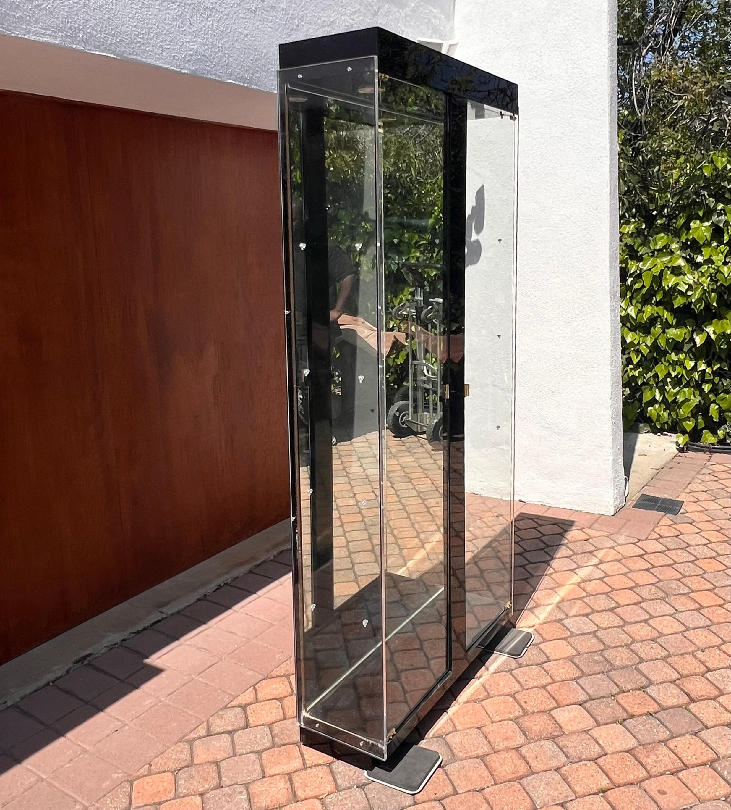 Un grande mobile curio in vetro con accenti neri, ottone e specchi, 20° sec. in vendita 9