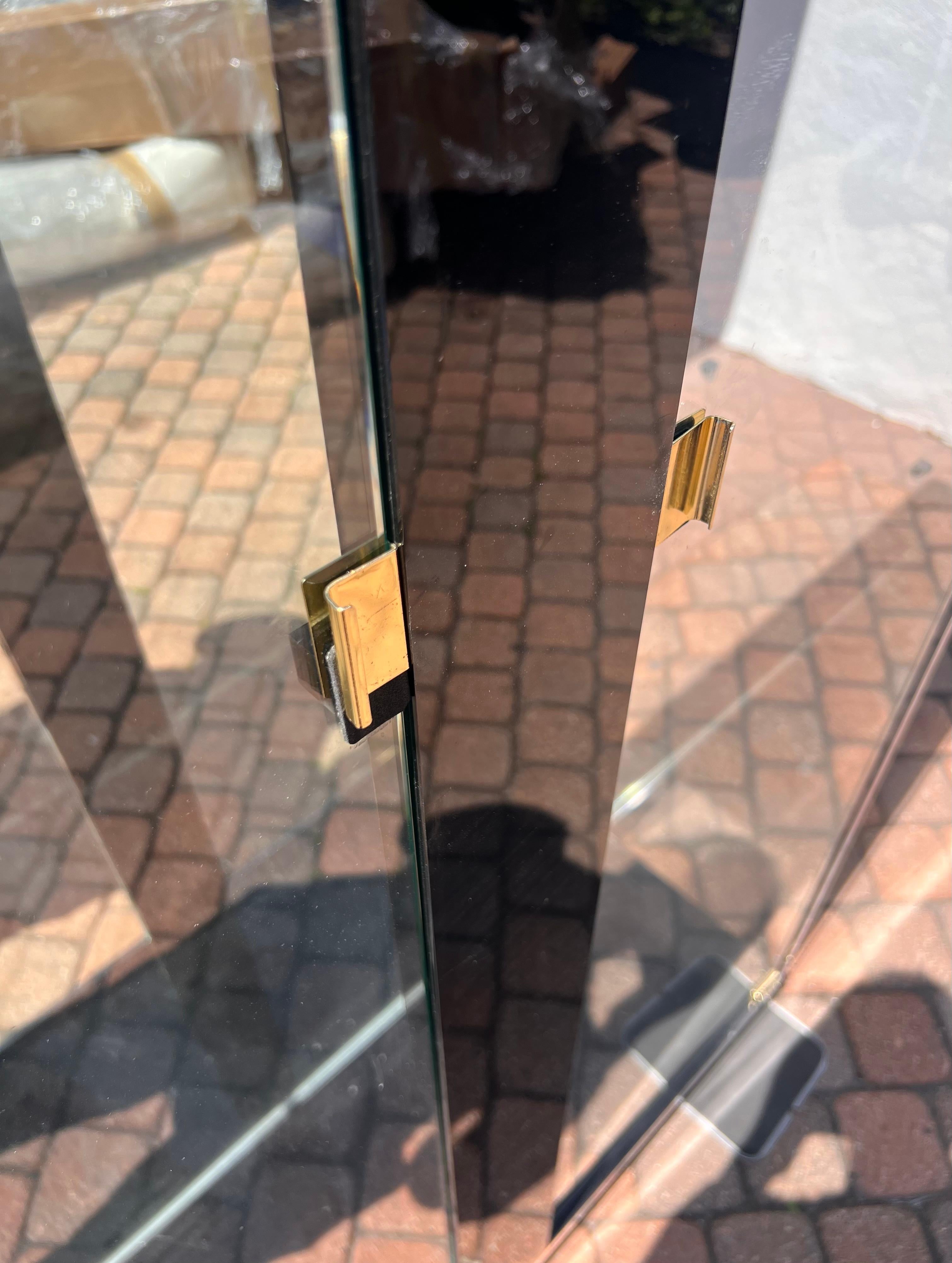 Un grande mobile curio in vetro con accenti neri, ottone e specchi, 20° sec. in vendita 13
