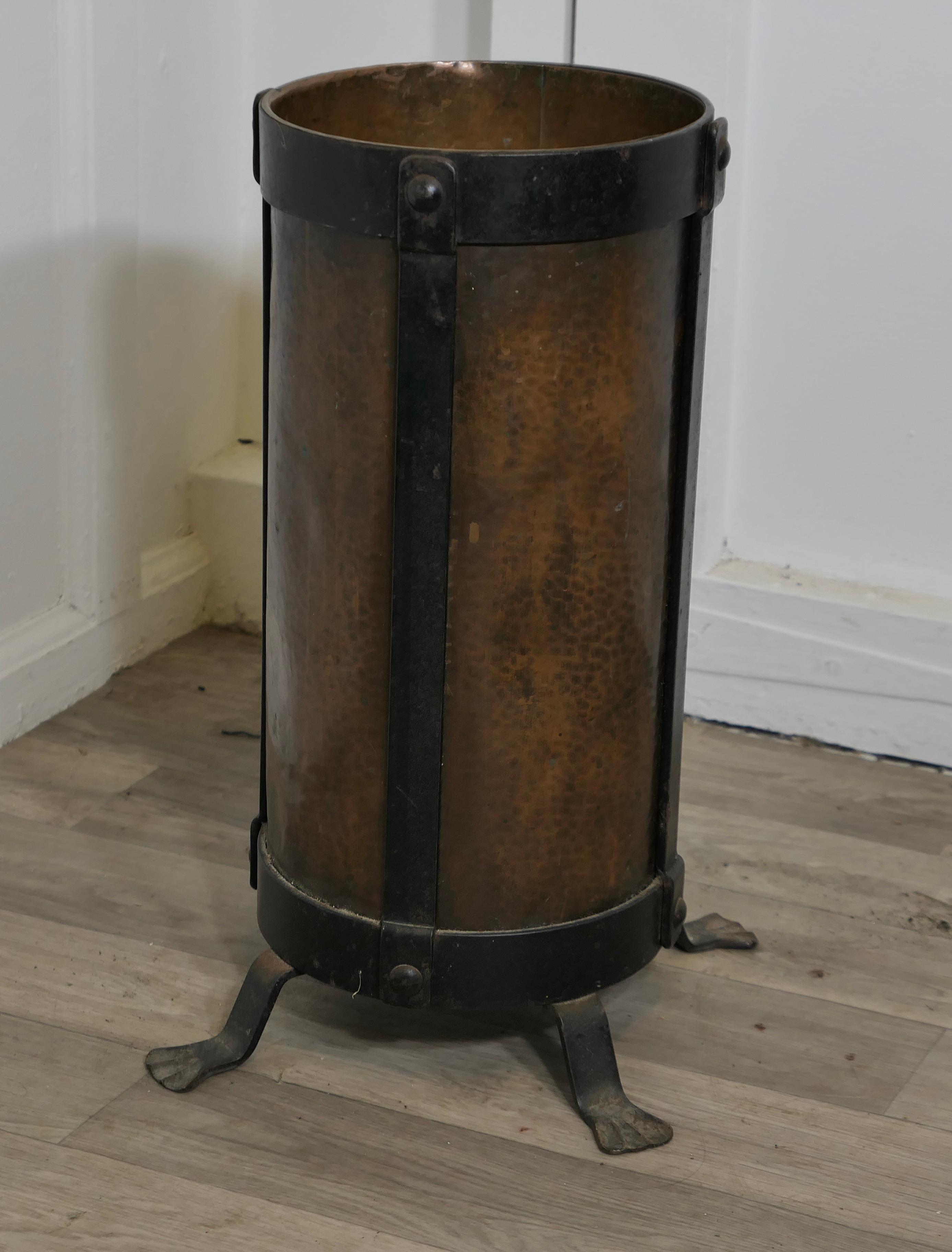 Un grande supporto per bastone legato in ferro dorato e rame

Questo  pezzo di bell'aspetto, molto pesante e stabile,  set di ferro Piedi di ferro

Il supporto del bastone è in ottime condizioni, è alto 18