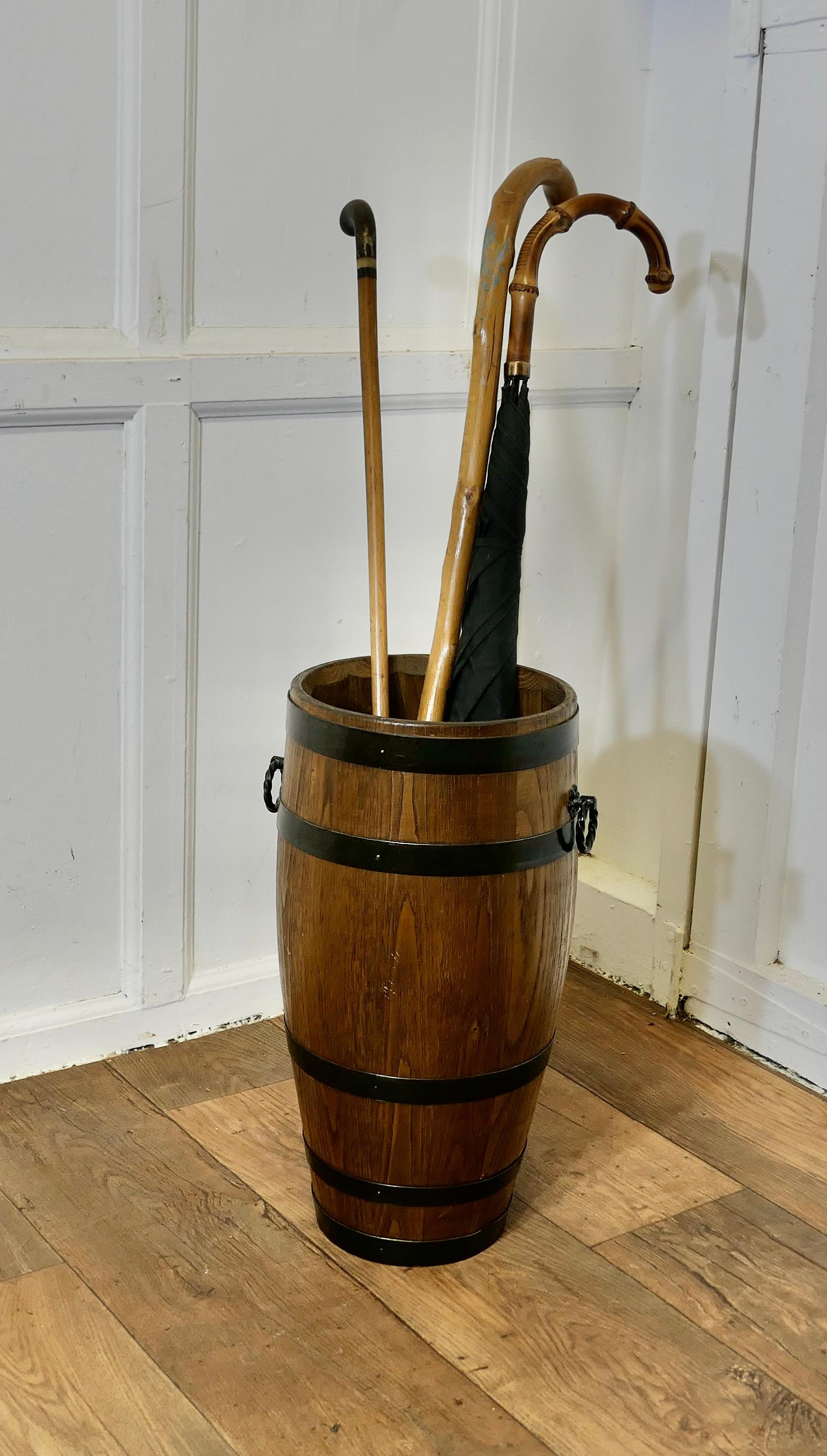 Un grande bastone da barile in Oak Oak con legatura in ferro

Questo  un pezzo di bell'aspetto, tagliato in altezza e legato al ferro,  con robusti manici ad anello in ferro

Il supporto del bastone è in ottime condizioni, è alto 20