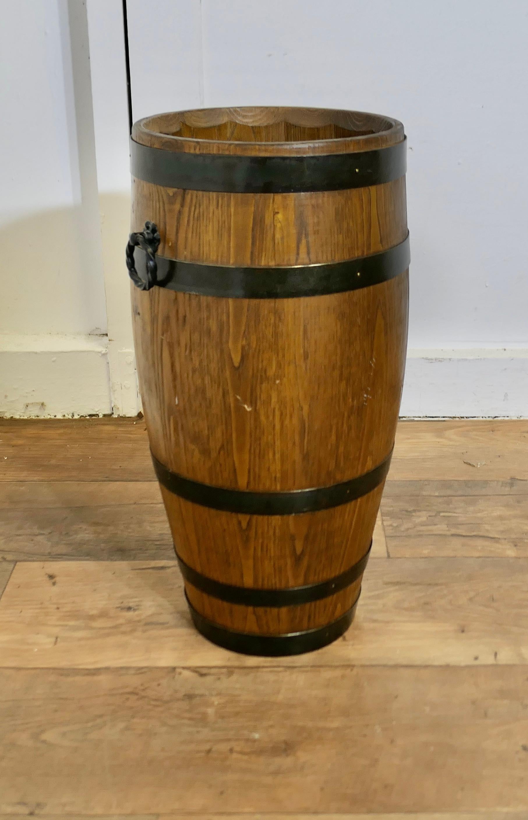 Country Un grande bastone da barile in Oak Oak con legatura in ferro  Questo  un bel pezzo in vendita