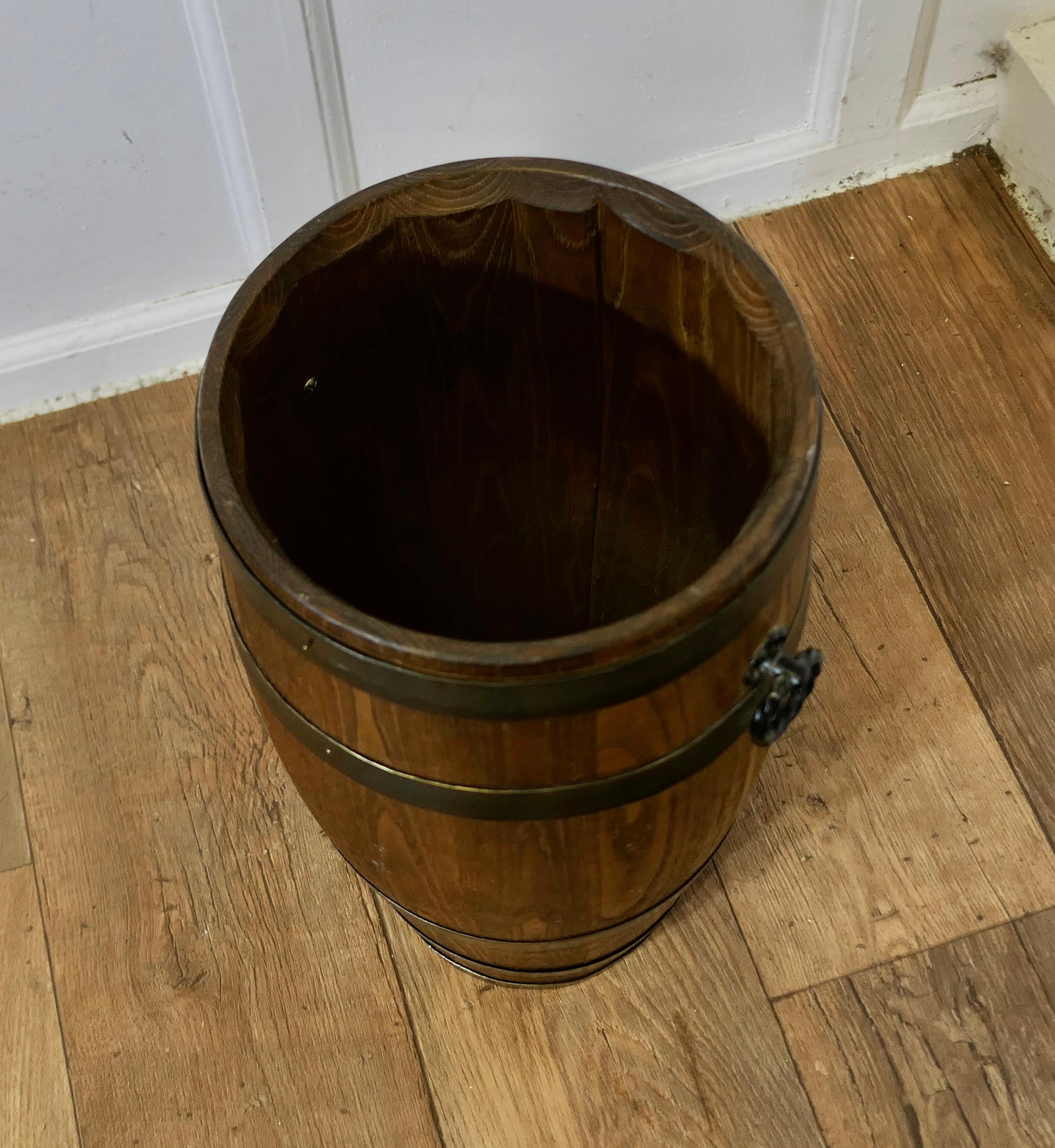 Metà XX secolo Un grande bastone da barile in Oak Oak con legatura in ferro  Questo  un bel pezzo in vendita
