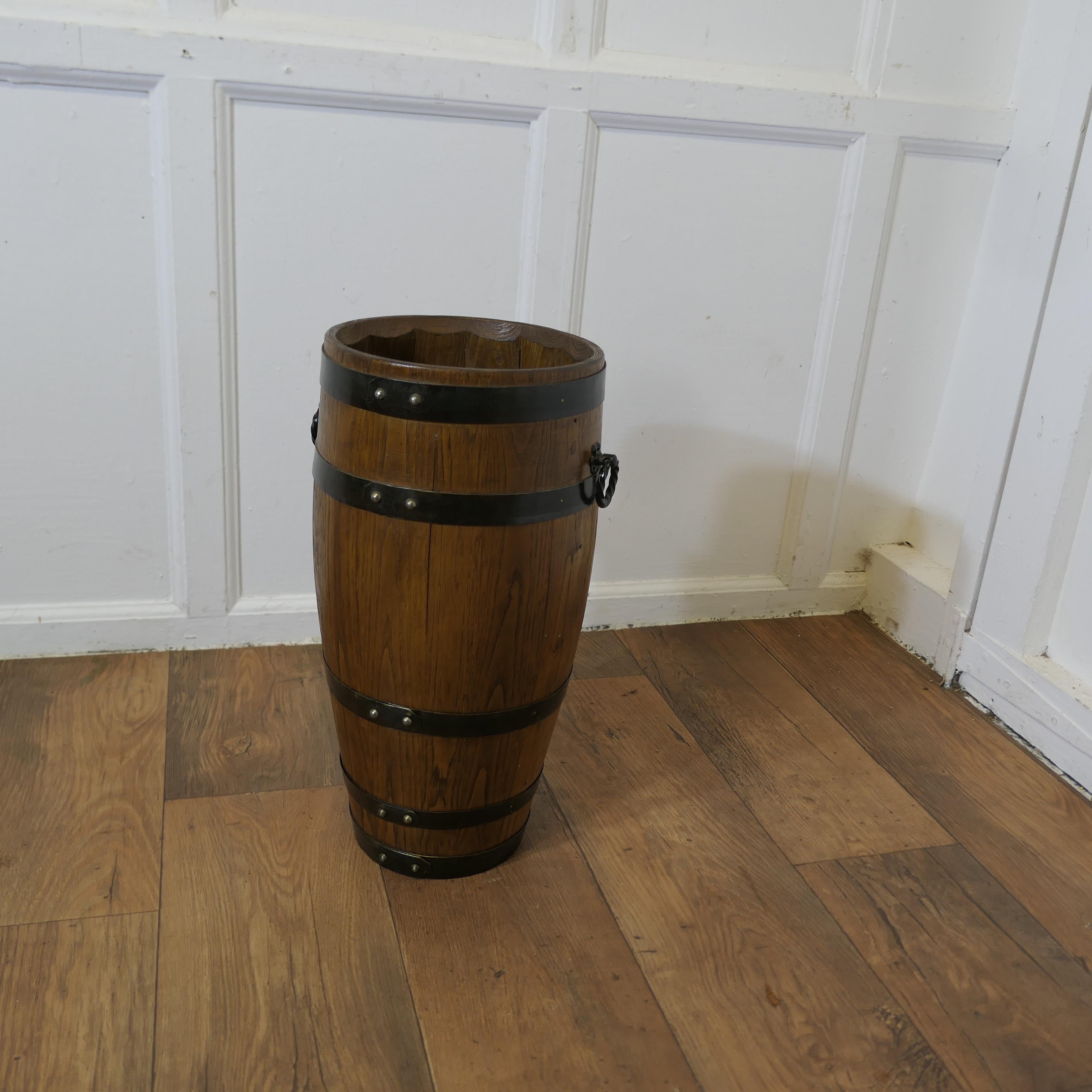 Un grande bastone da barile in Oak Oak con legatura in ferro  Questo  un bel pezzo in vendita 1