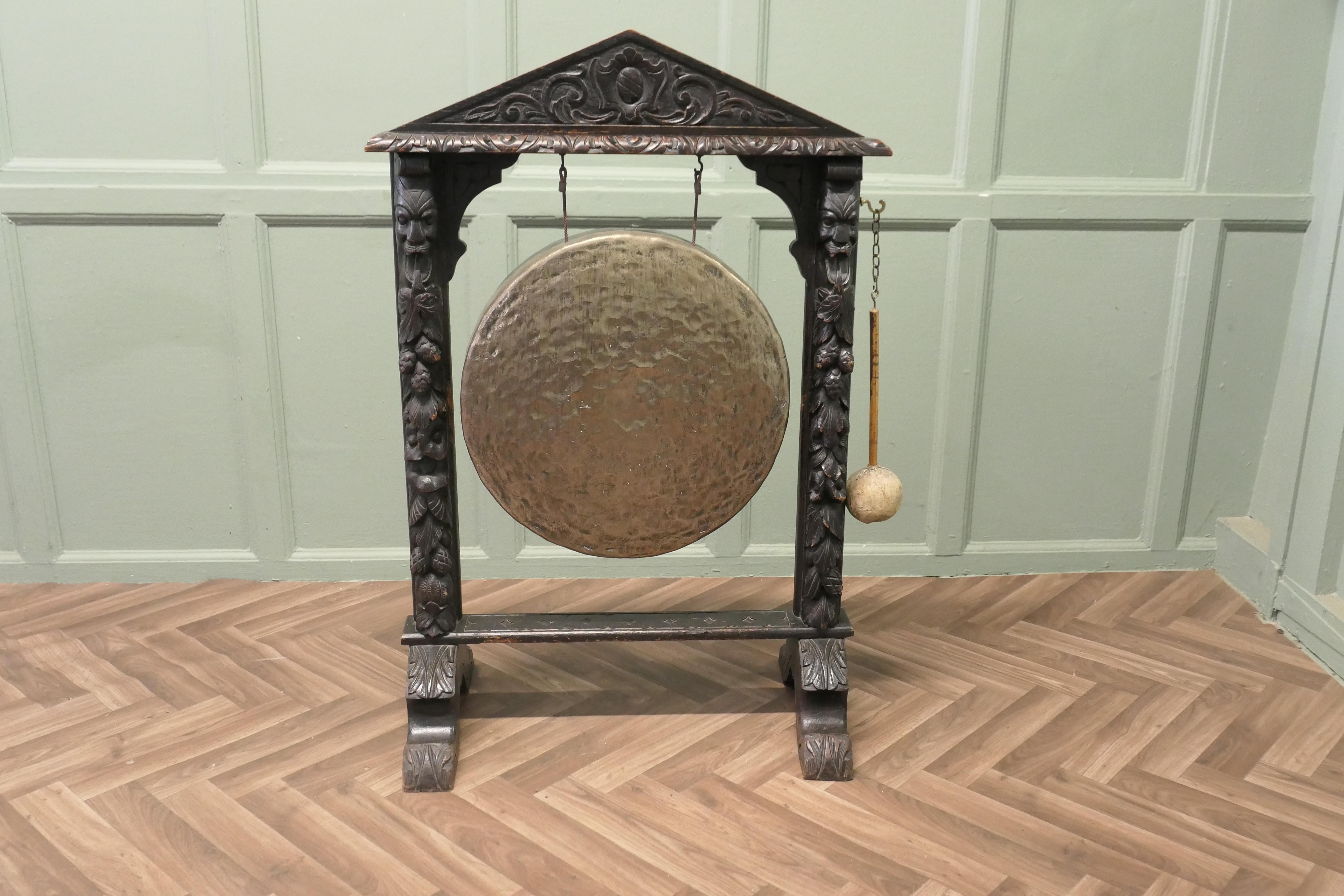 Un grande gong da cena gotico intagliato in Oak e ottone
 
Si tratta di un pezzo di grandi dimensioni, il Gong d'ottone pesante è sospeso in un attraente e robusto supporto di Oak intagliato, la base intagliata è decorata con volti e frutti della