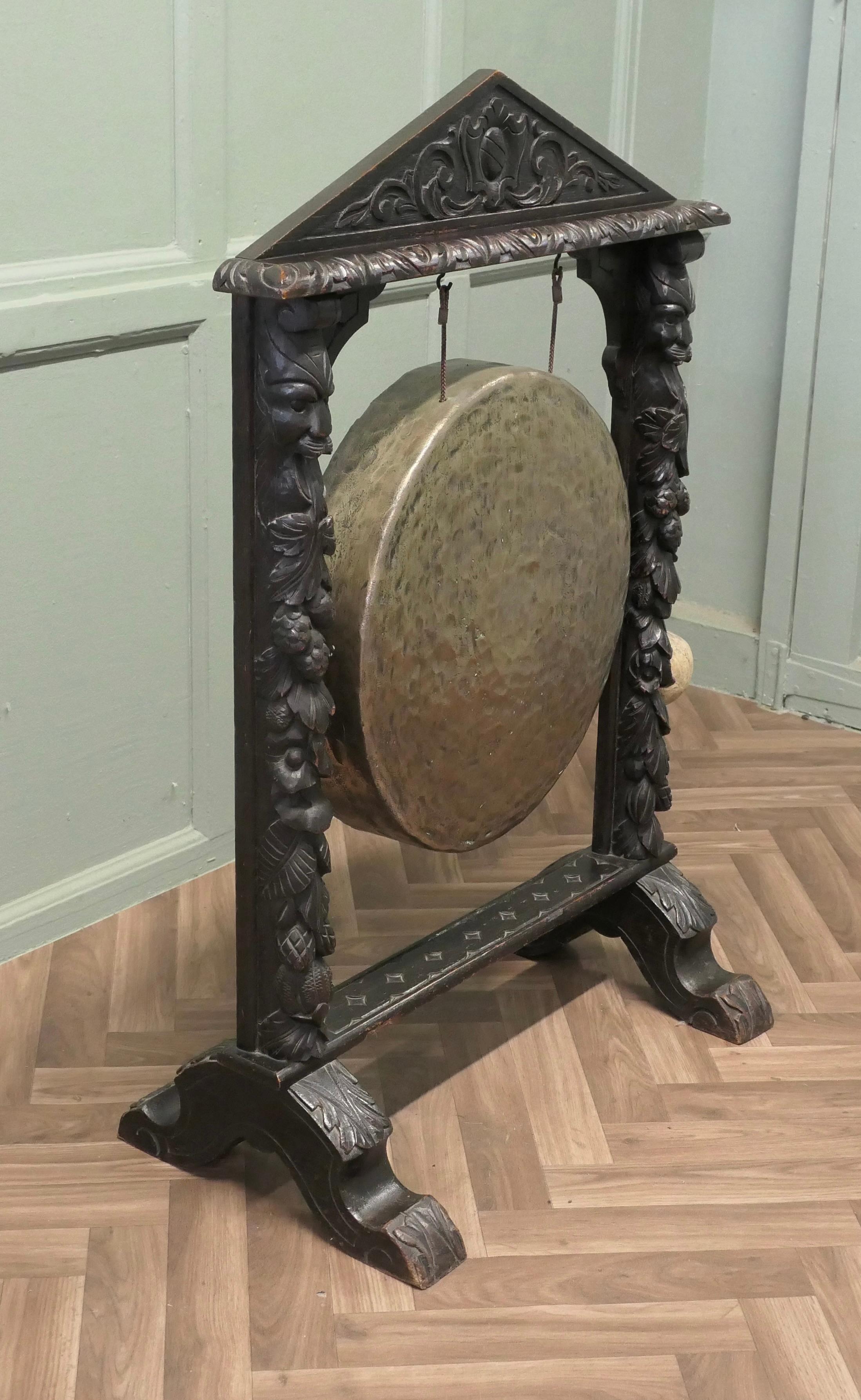 Gotico Un grande gong da cena gotico intagliato in Oak e ottone in vendita