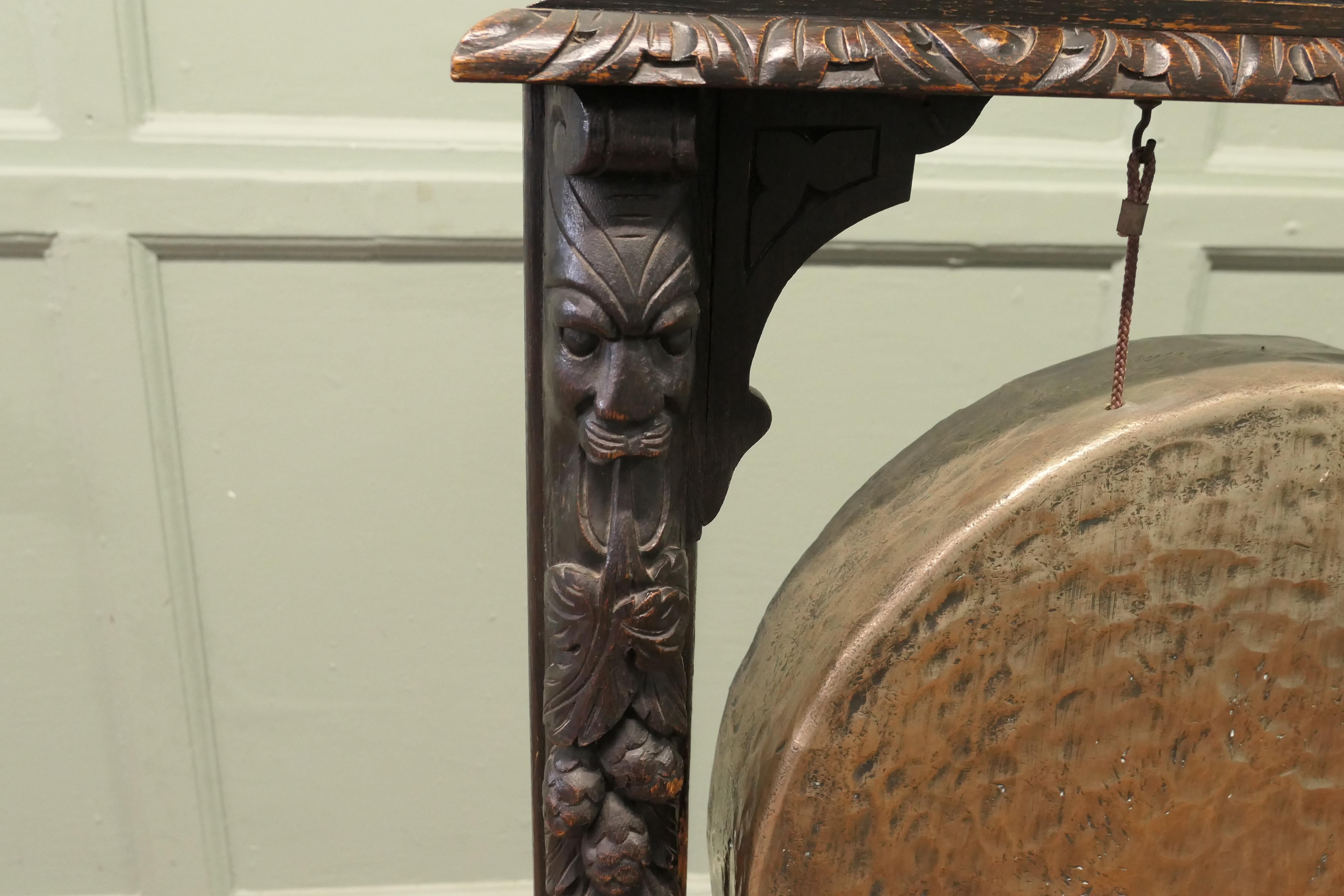 Un grande gong da cena gotico intagliato in Oak e ottone In condizioni buone in vendita a Godshill, Isle of Wight