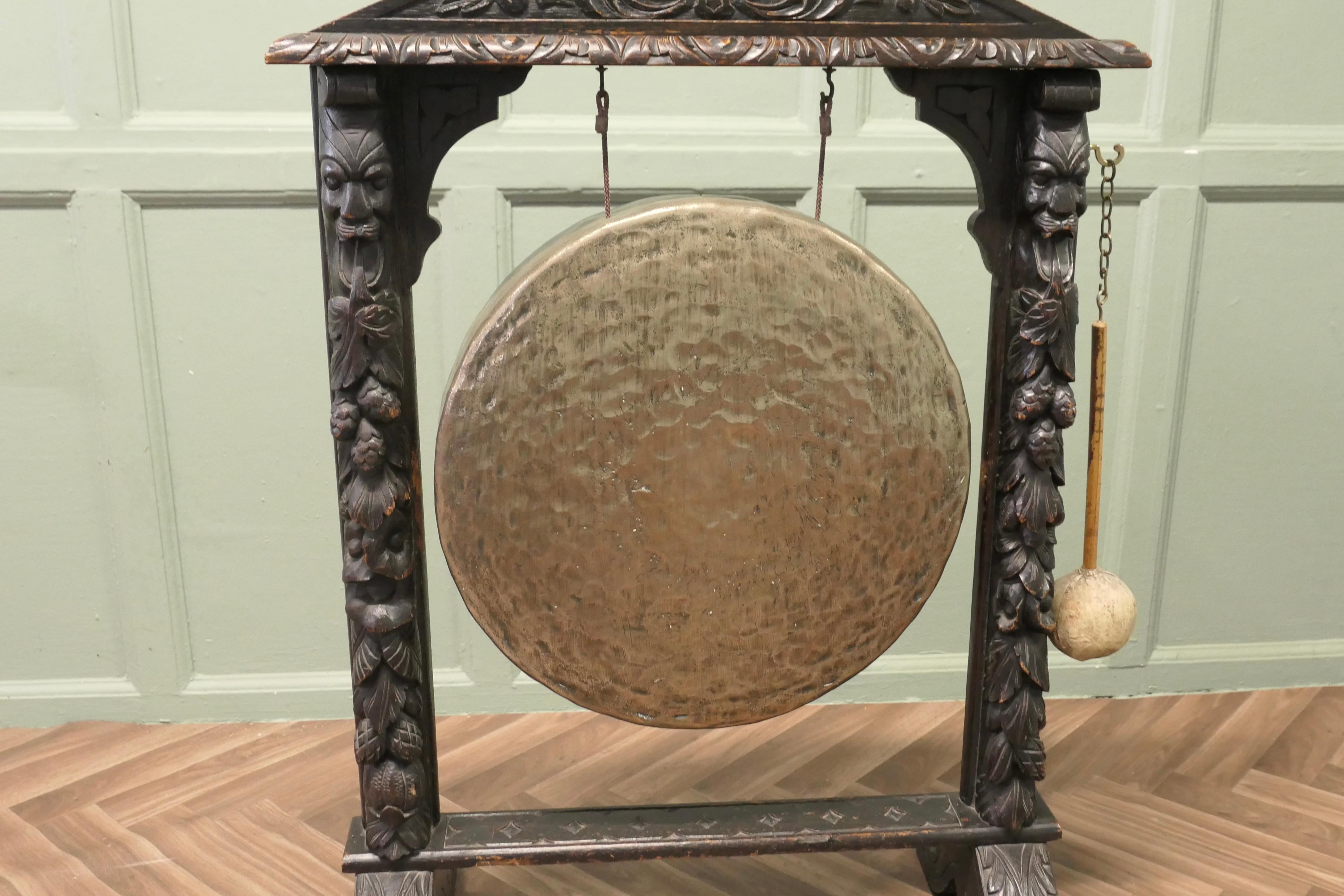 XIX secolo Un grande gong da cena gotico intagliato in Oak e ottone in vendita