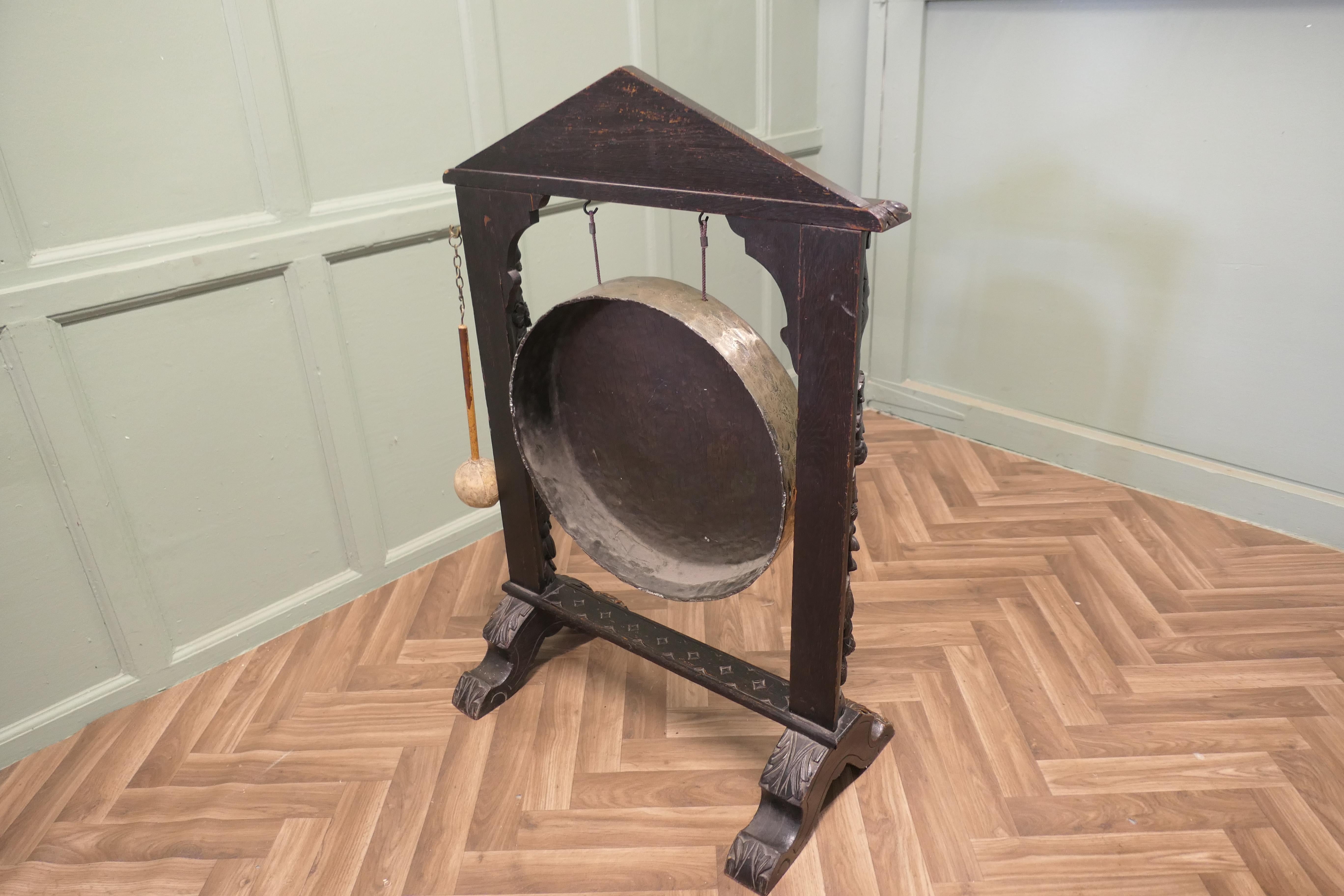 Quercia Un grande gong da cena gotico intagliato in Oak e ottone in vendita