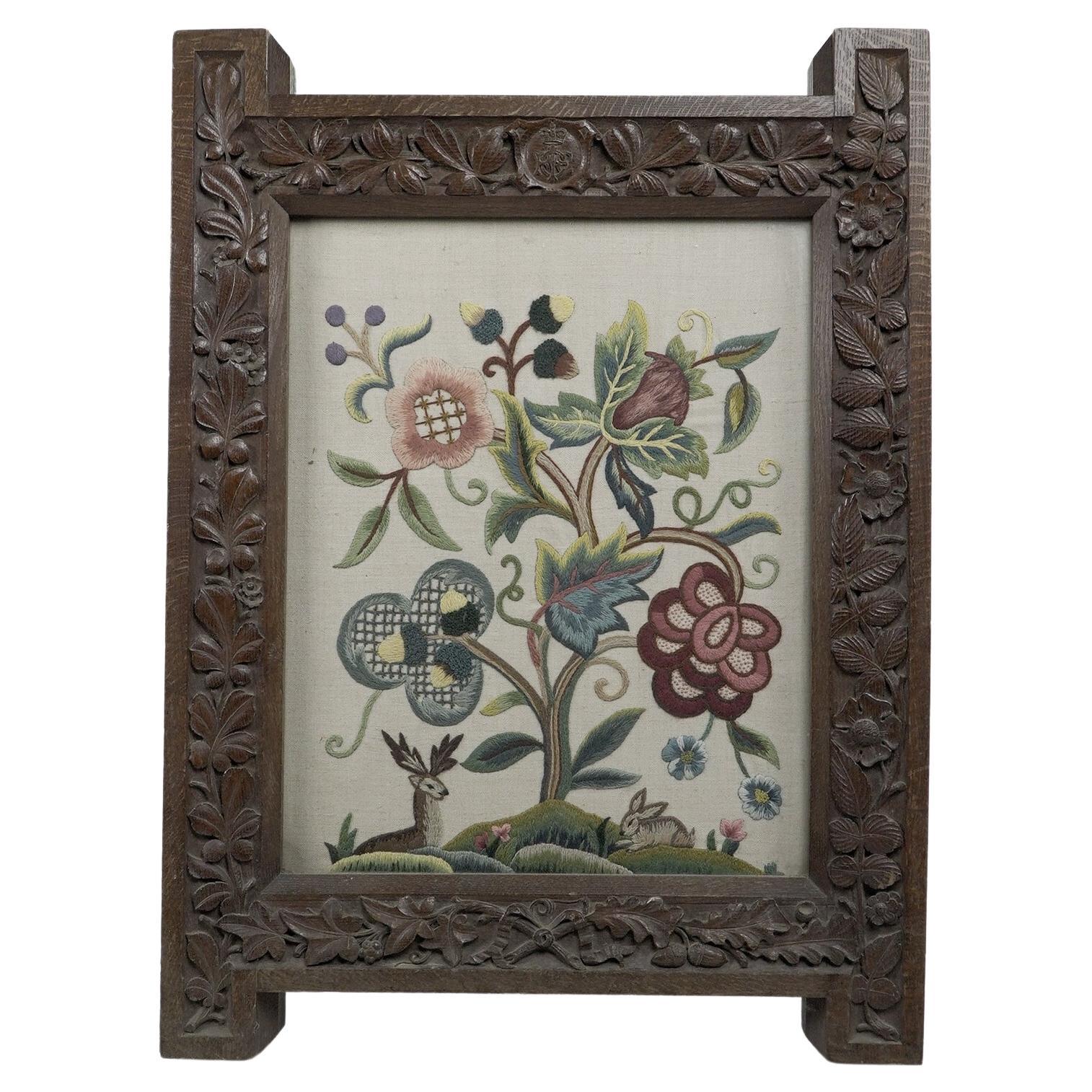Un gran marco de fotos de estilo gótico con tallas florales estilizadas en venta