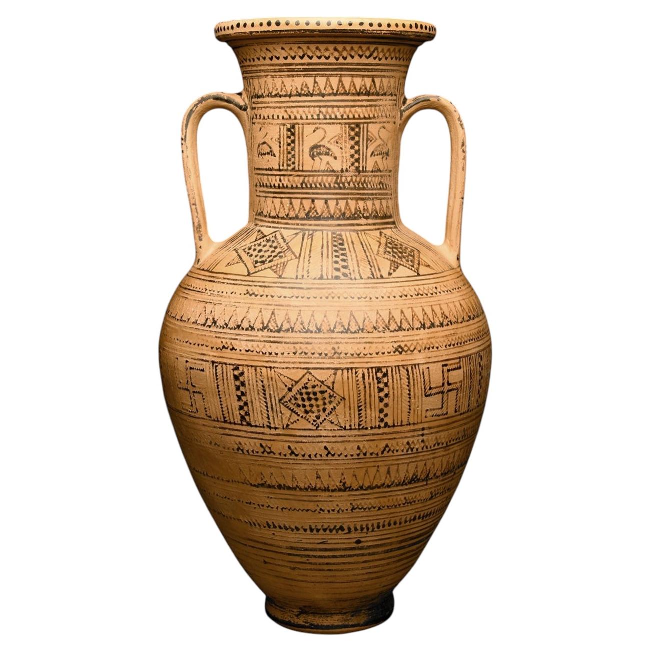 Un’anfora greca di grandi dimensioni in ceramica geometrica, periodo geometrico, dal 725 a.C. al 700 a.C.