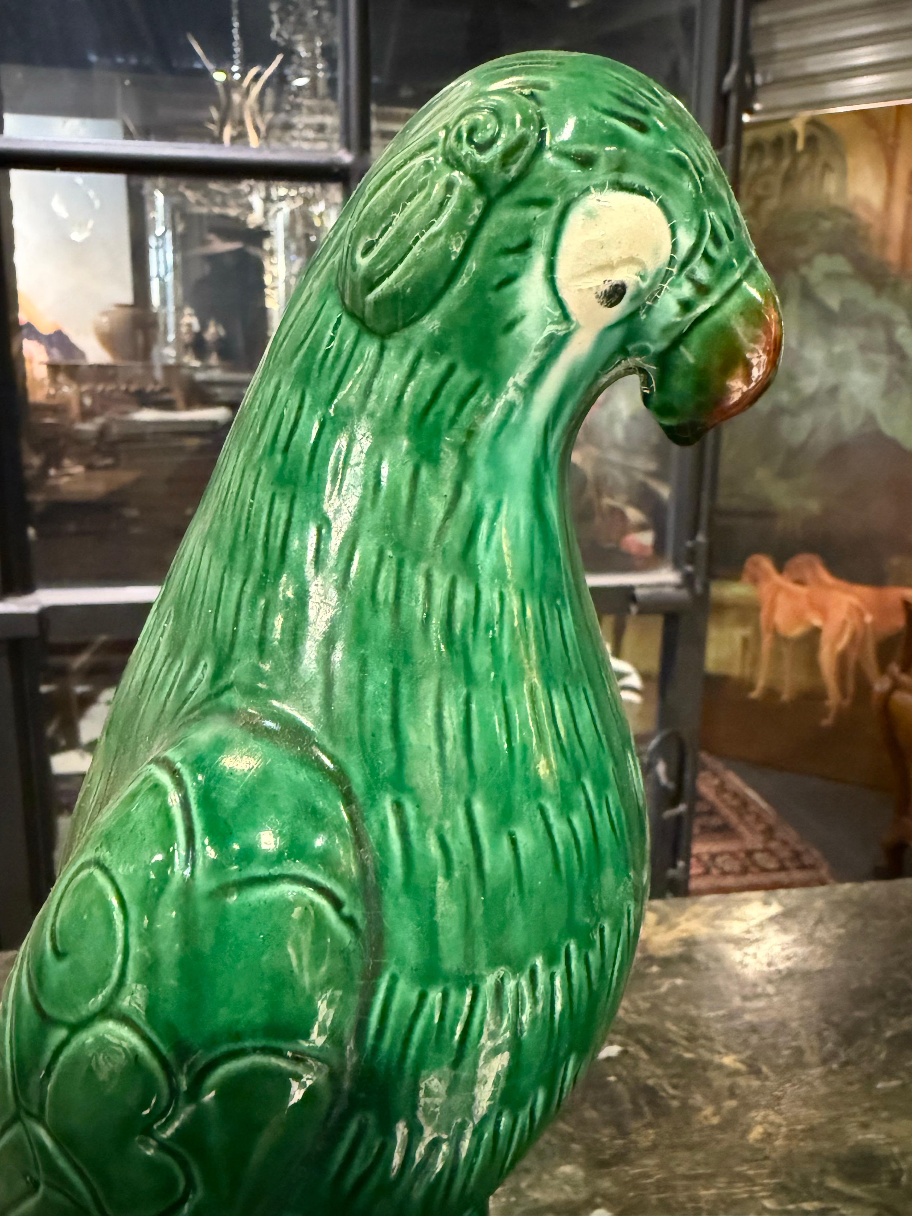 Un gran loro verde esmaltado, finales del siglo XIX en venta 3