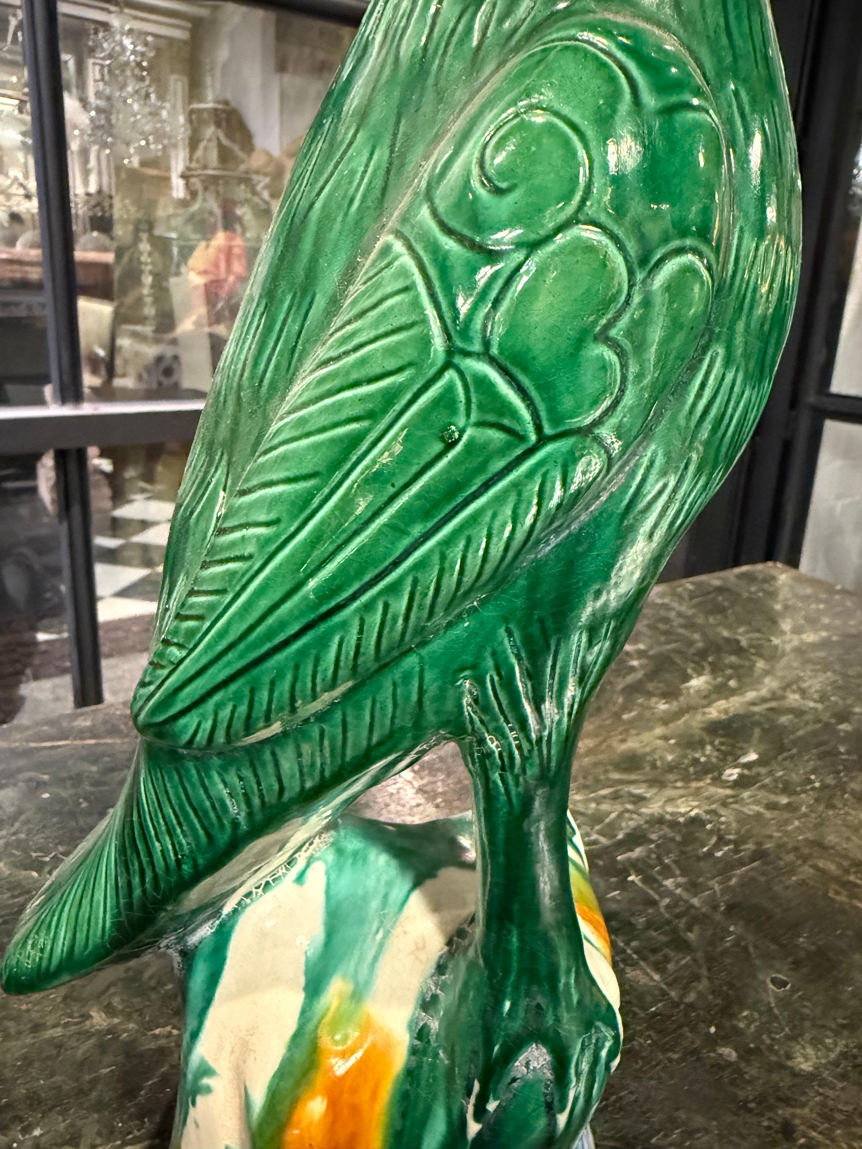 Un gran loro verde esmaltado, finales del siglo XIX en venta 4