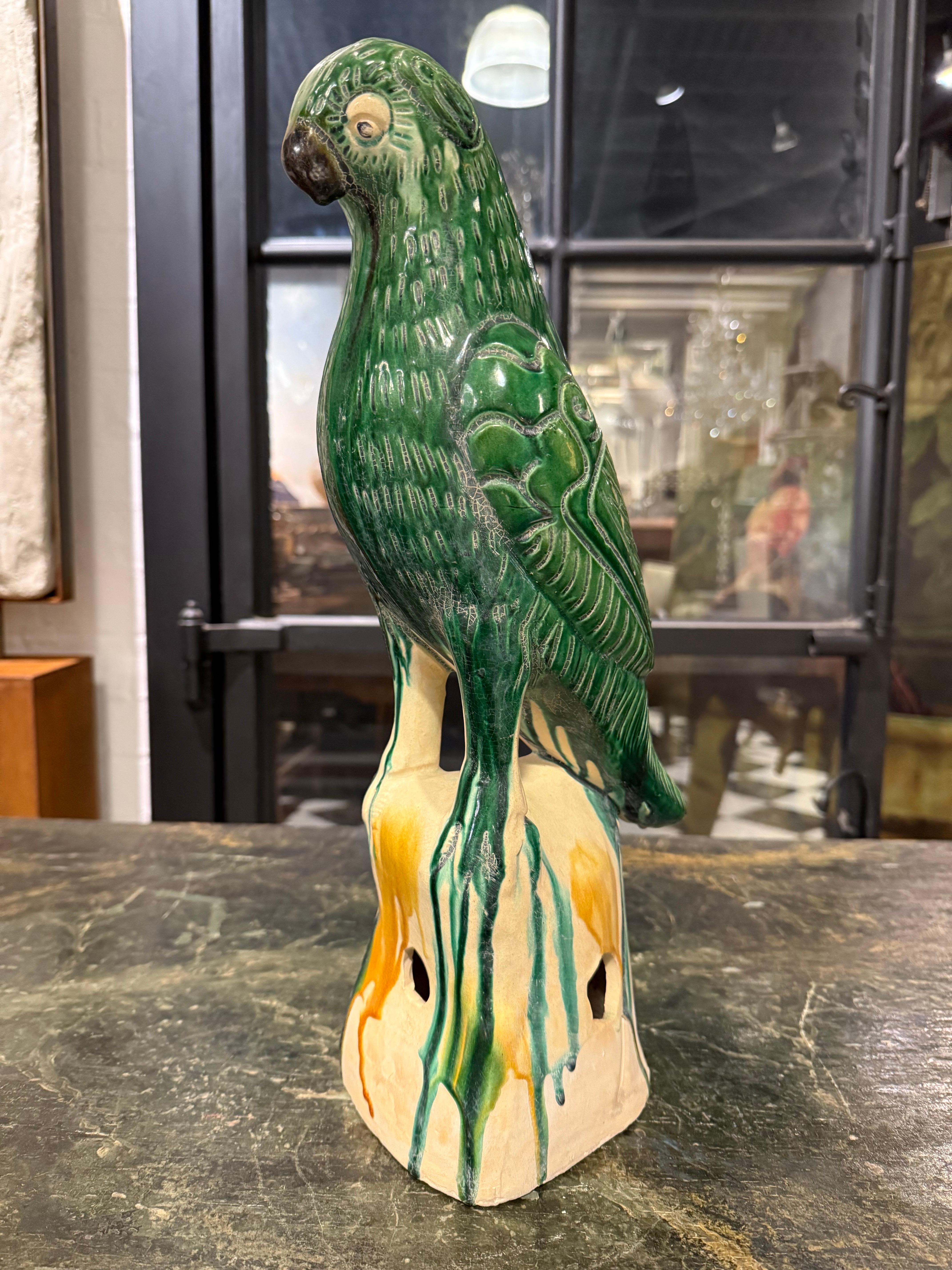 Grand perroquet à glaçure verte, fin du XIXe siècle

Provenance : Collection privée australienne.

Description :
Fabriquée à la fin du XIXe siècle, elle présente une collection captivante d'oiseaux finement modelés. Le perroquet est gracieusement