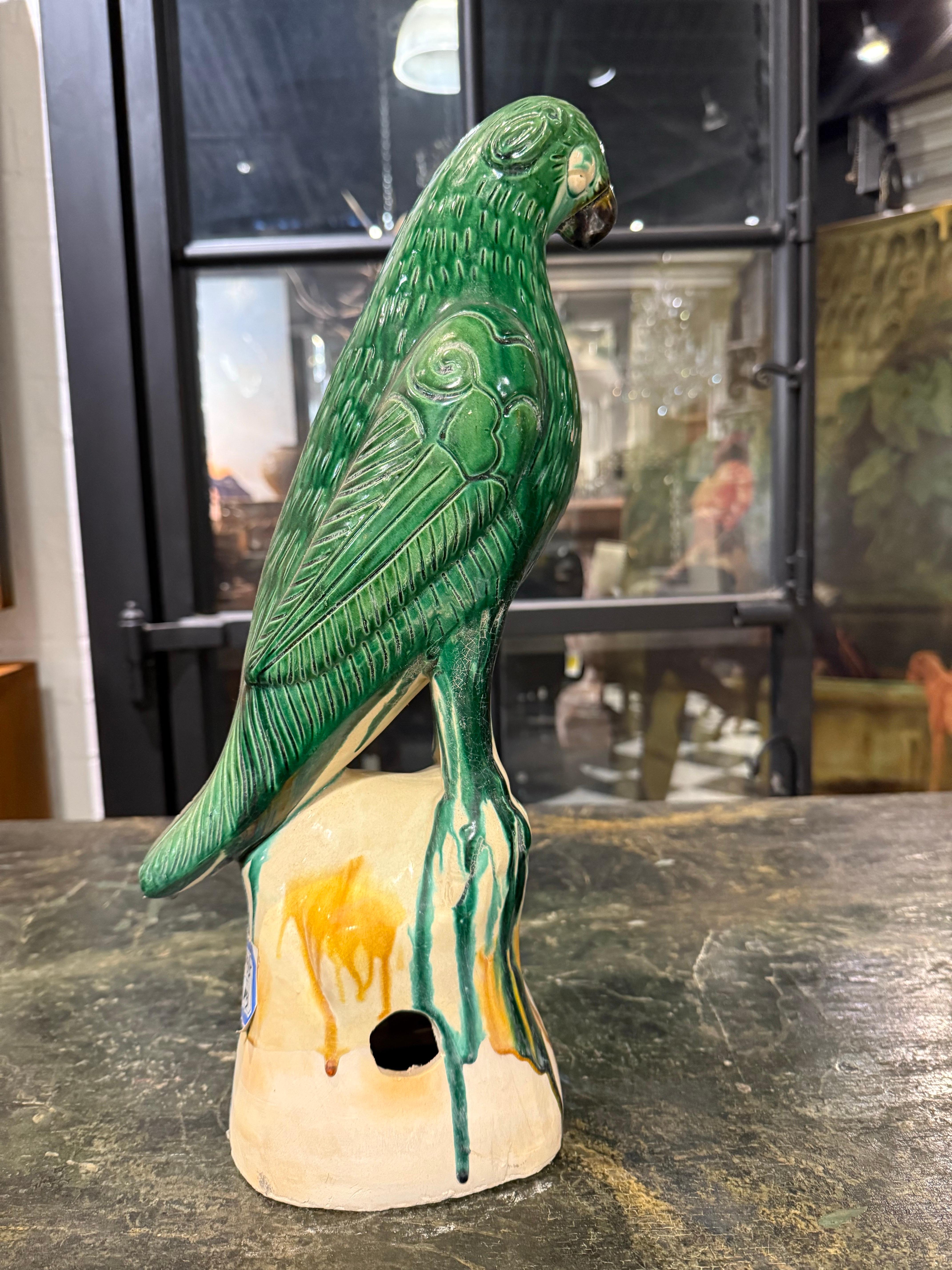 Porcelaine Grand perroquet à glaçure verte, fin du XIXe siècle en vente