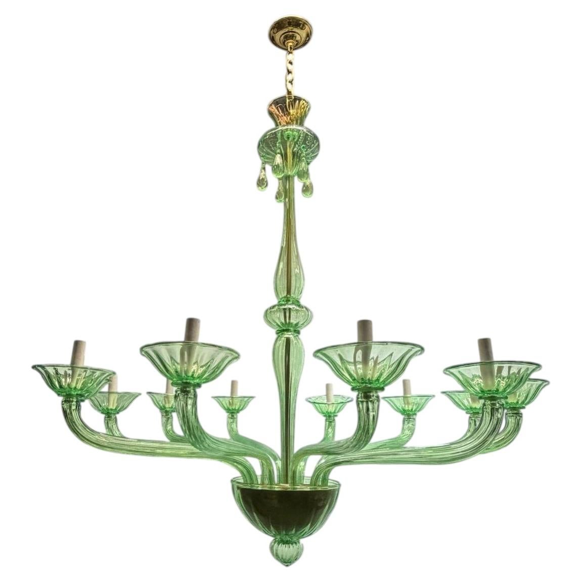Ein großer grüner Murano-Kronleuchter