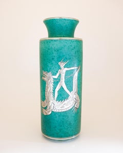 Un jarrón grande verde «Argenta» de Wilhelm Kåge, Gustavsberg, con decoración de dragones en plata