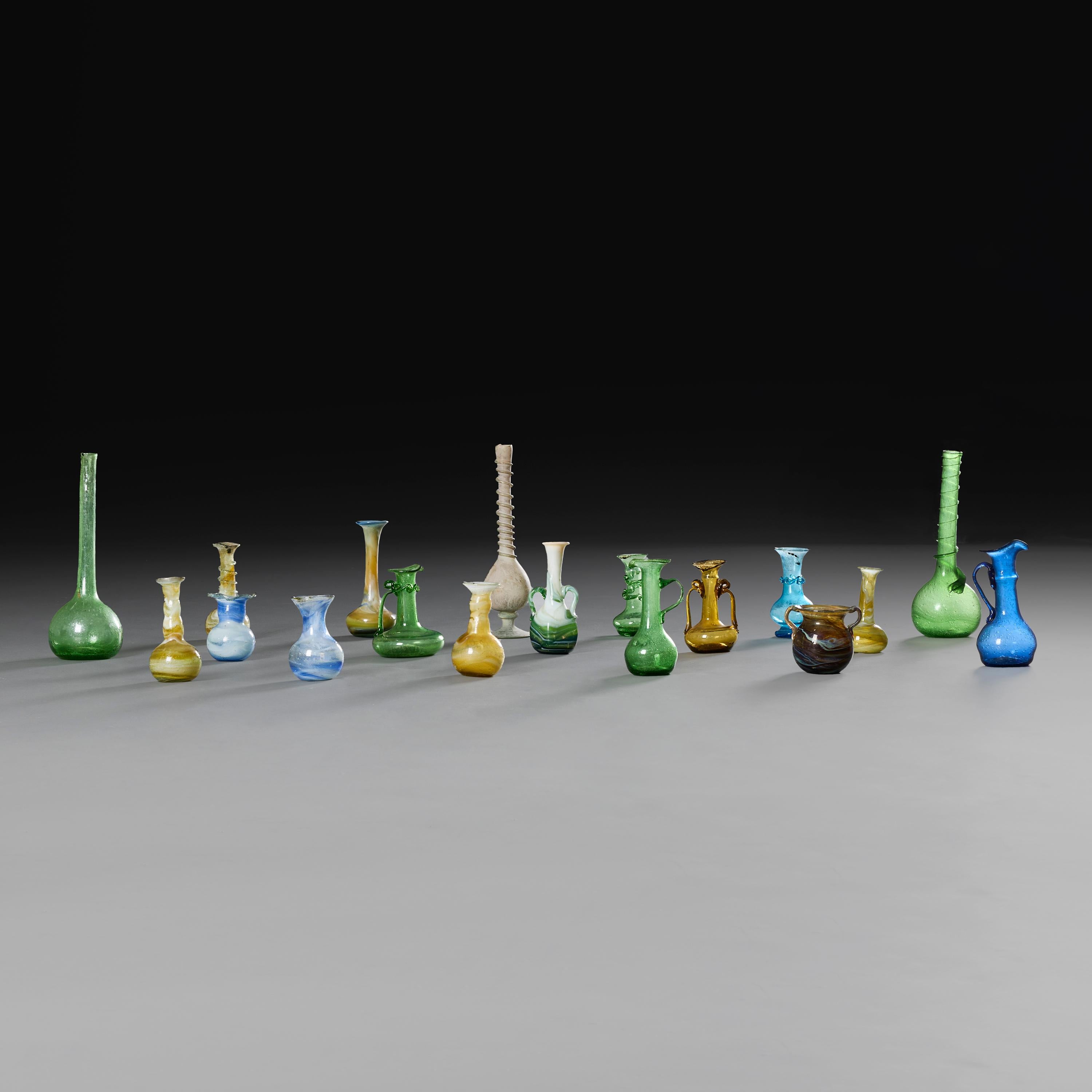 Perse Grand groupe de vases en verre safavide du XIXe siècle en vente