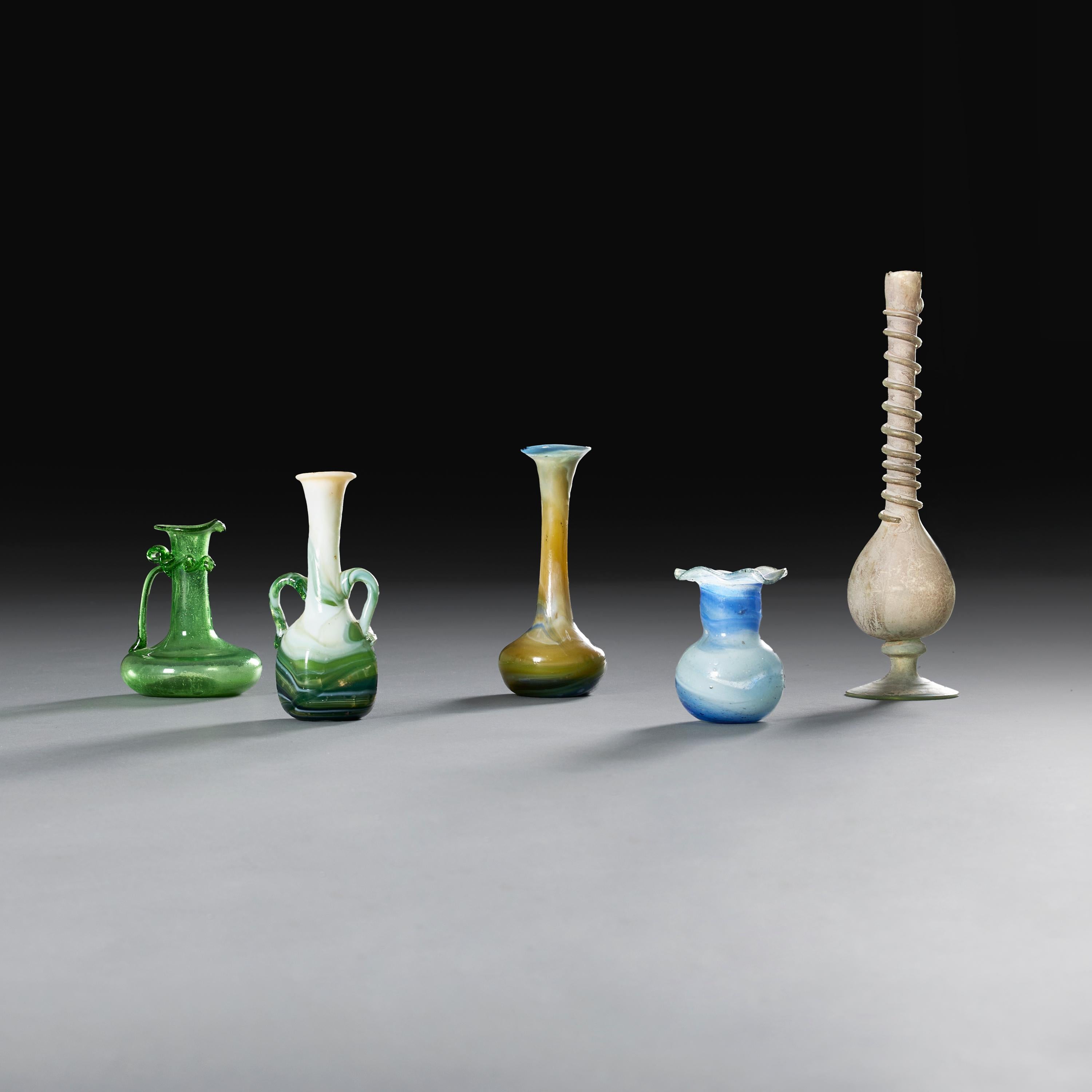 Verre Grand groupe de vases en verre safavide du XIXe siècle en vente
