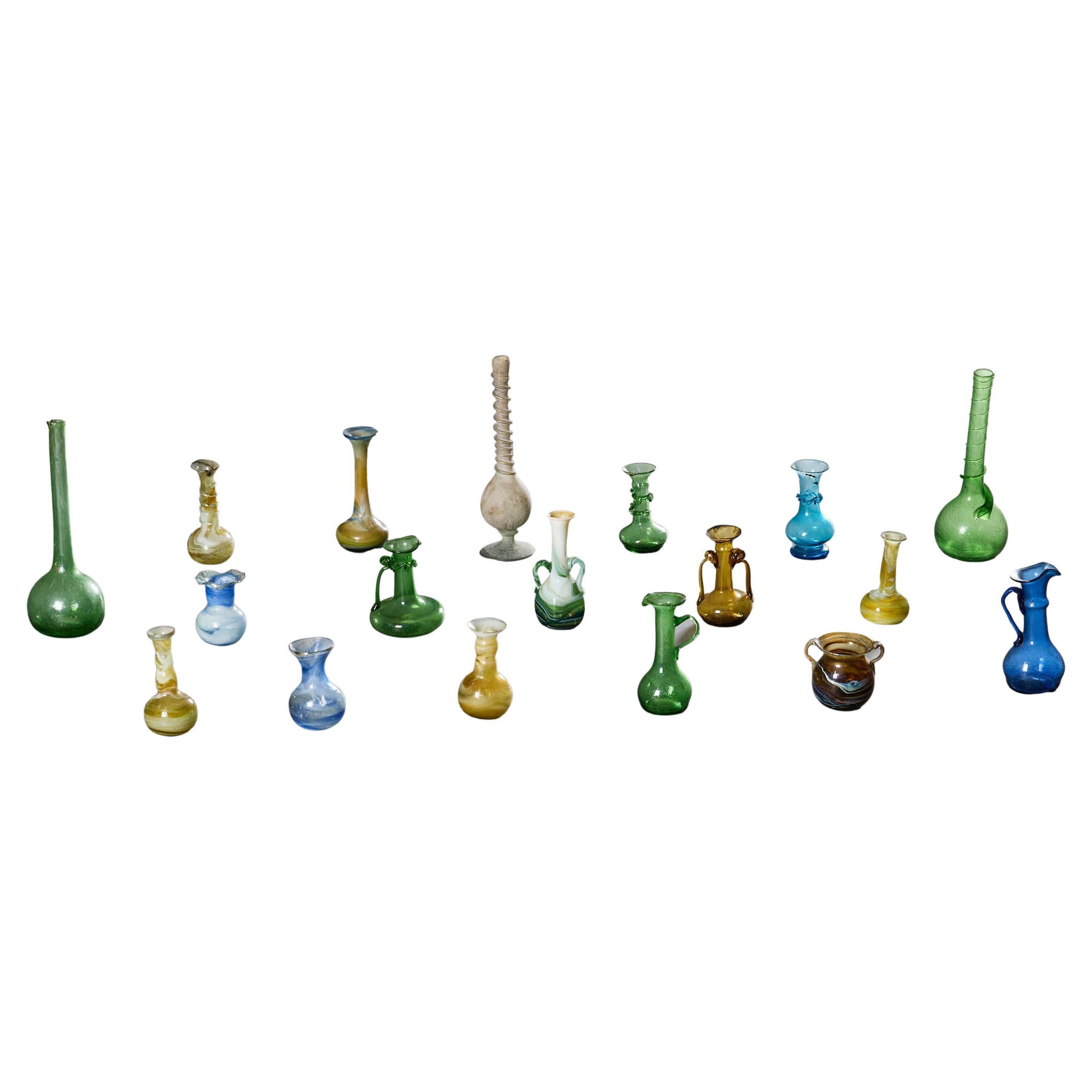 Grand groupe de vases en verre safavide du XIXe siècle en vente