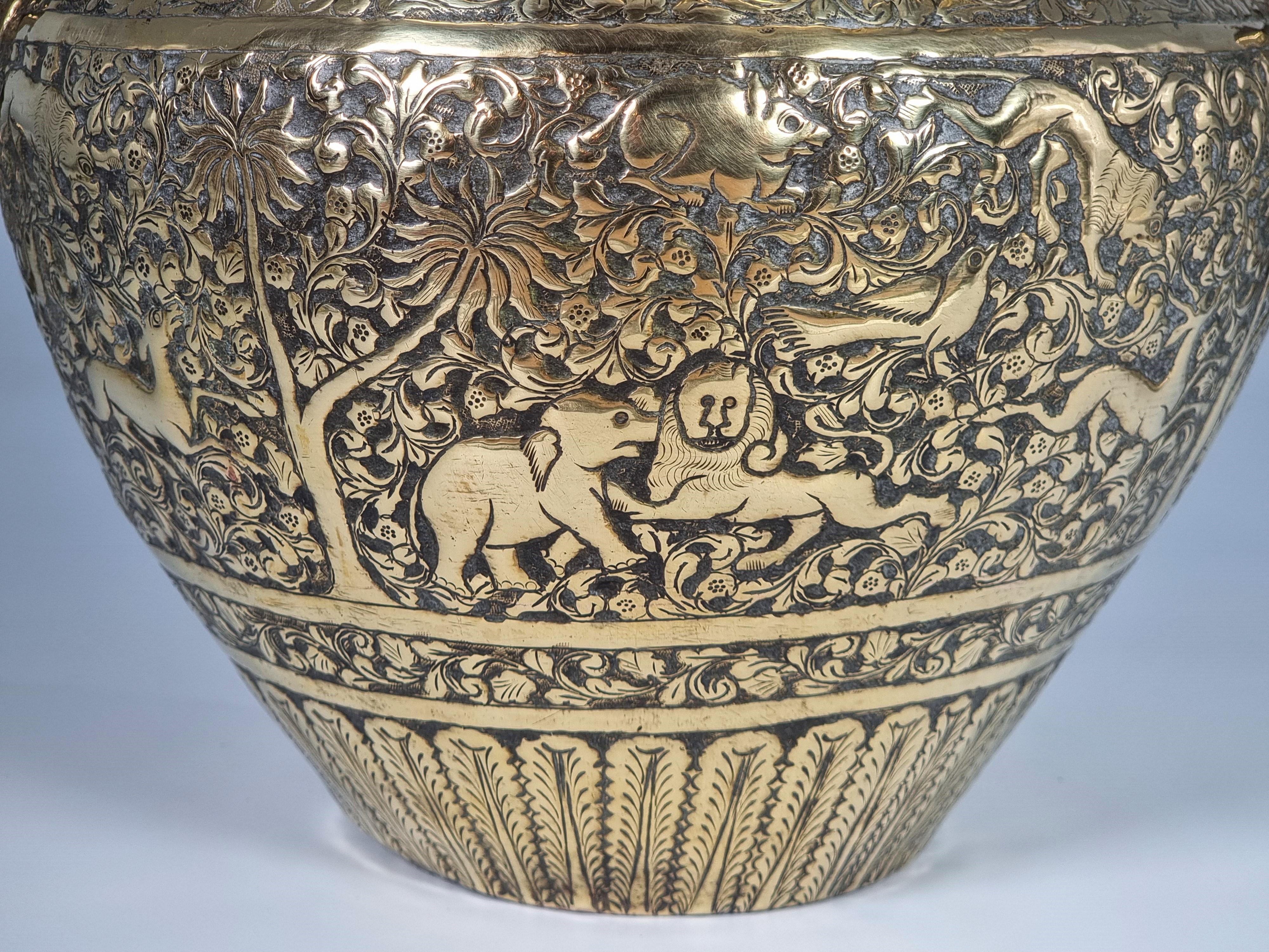 Eine große handverzierte  Indische Raj Periode Messing Jardinière um 1880 im Angebot 4