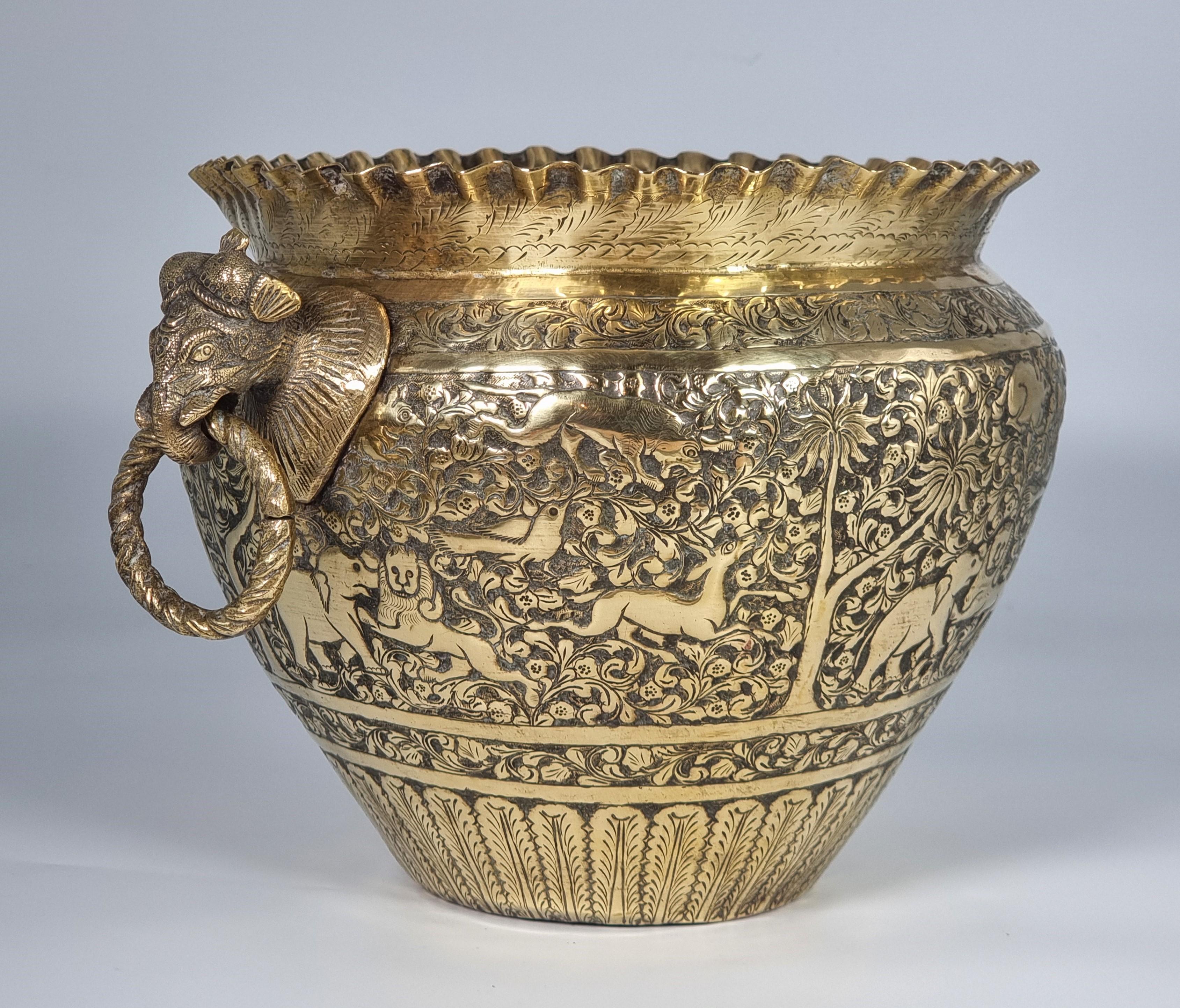 Eine große handverzierte  Indische Raj Periode Messing Jardinière um 1880 (Anglo Raj) im Angebot