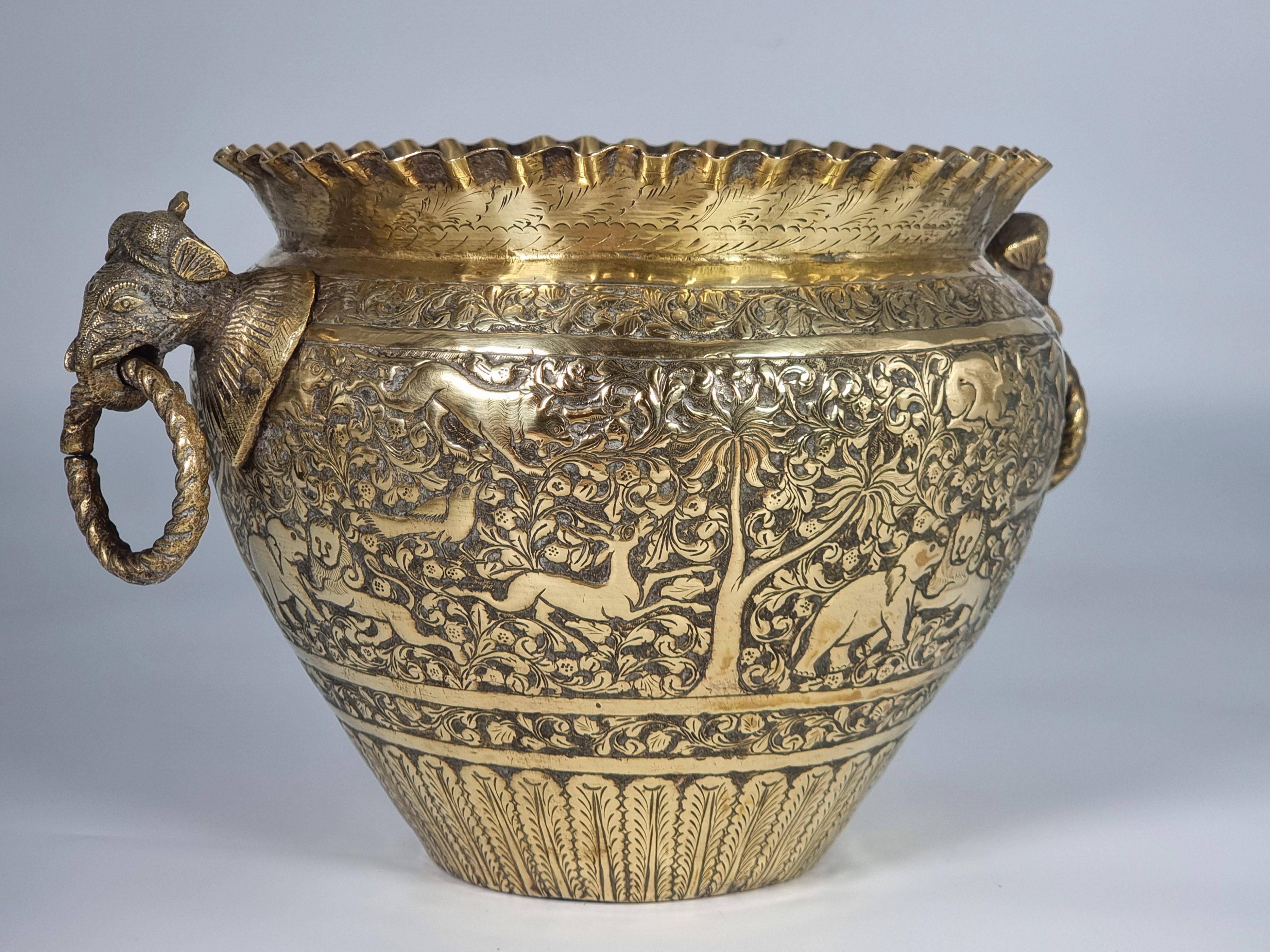 Eine große handverzierte  Indische Raj Periode Messing Jardinière um 1880 im Zustand „Gut“ im Angebot in Central England, GB