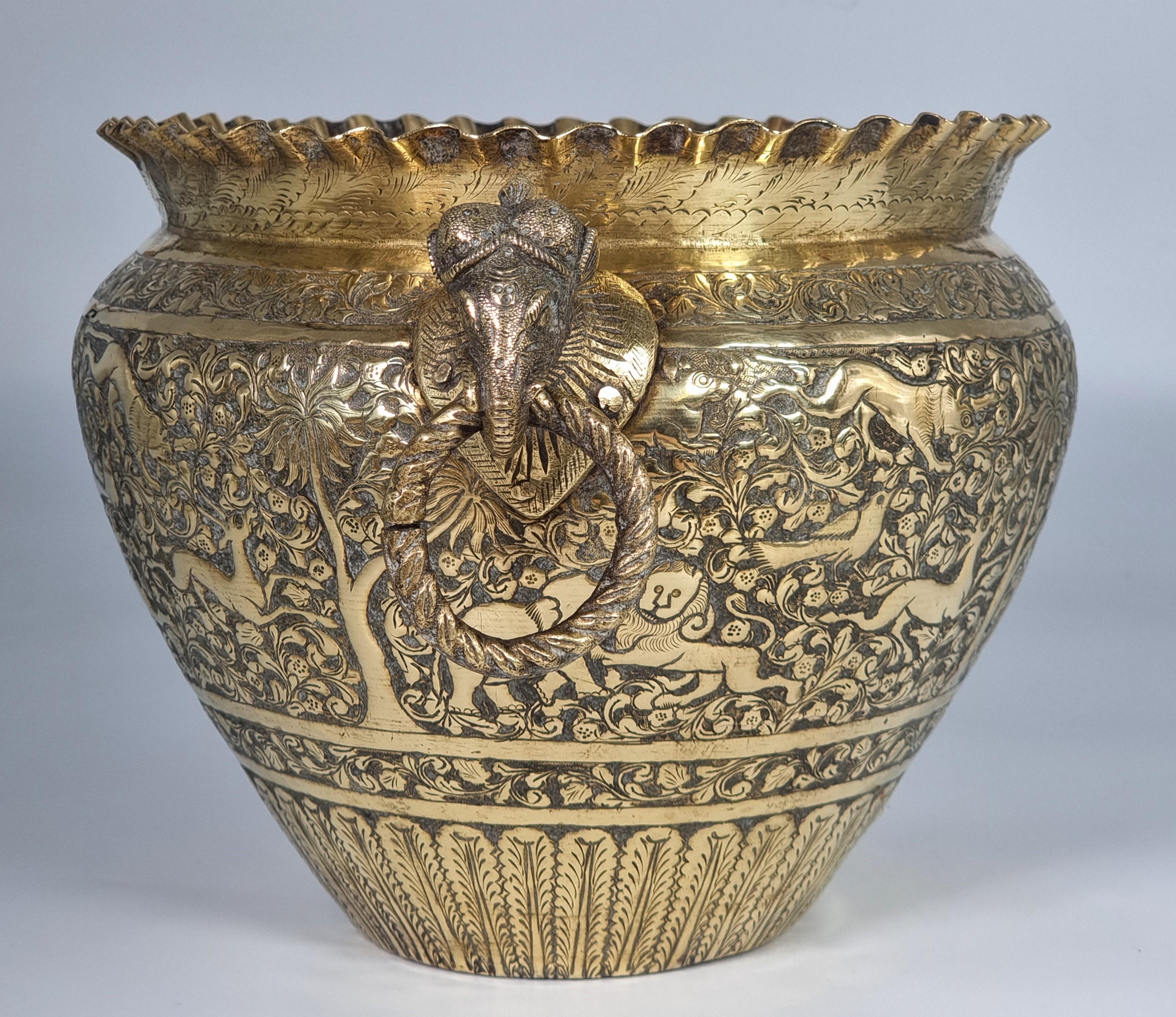 Eine große handverzierte  Indische Raj Periode Messing Jardinière um 1880 (19. Jahrhundert) im Angebot