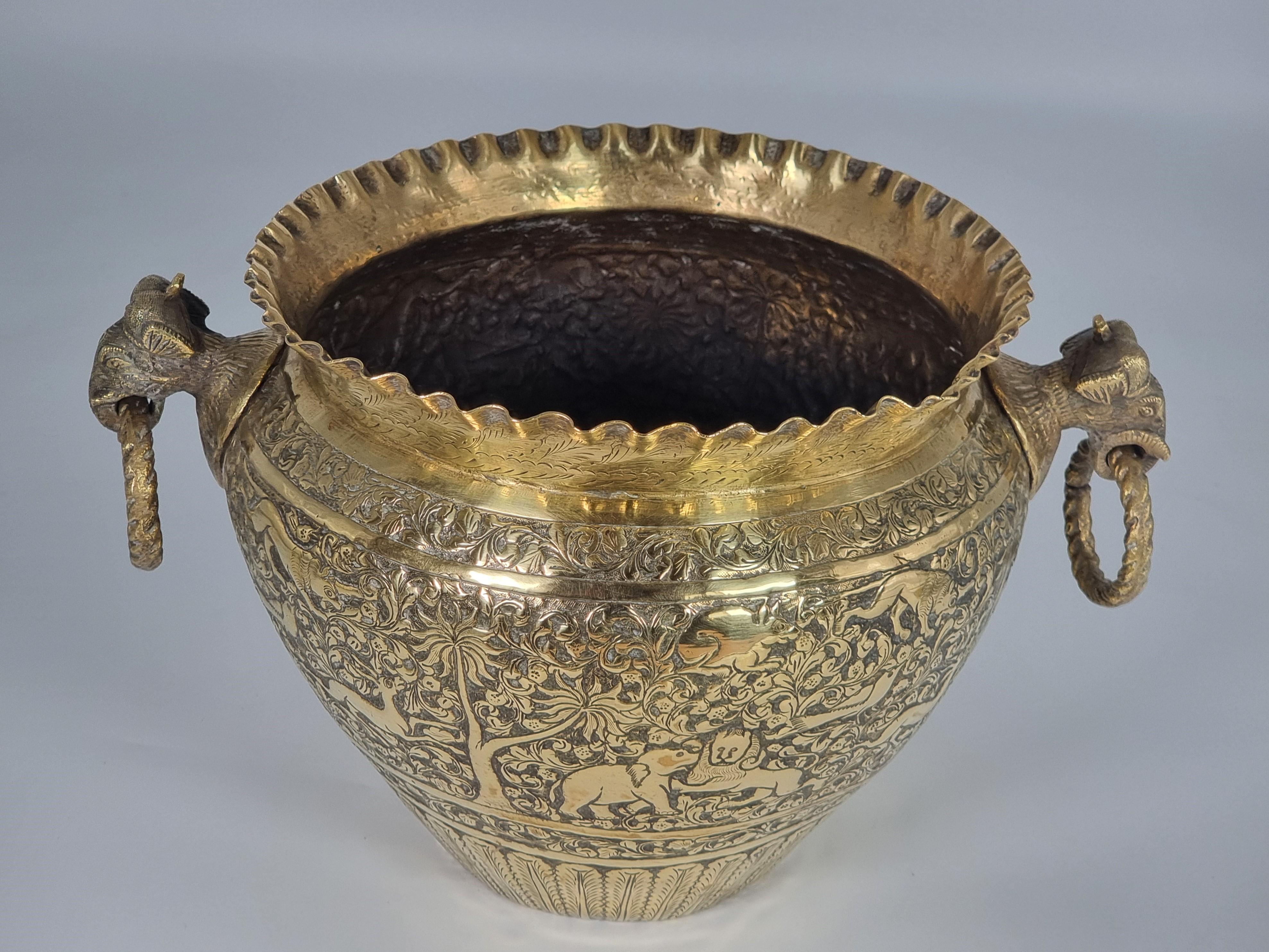 Eine große handverzierte  Indische Raj Periode Messing Jardinière um 1880 im Angebot 1