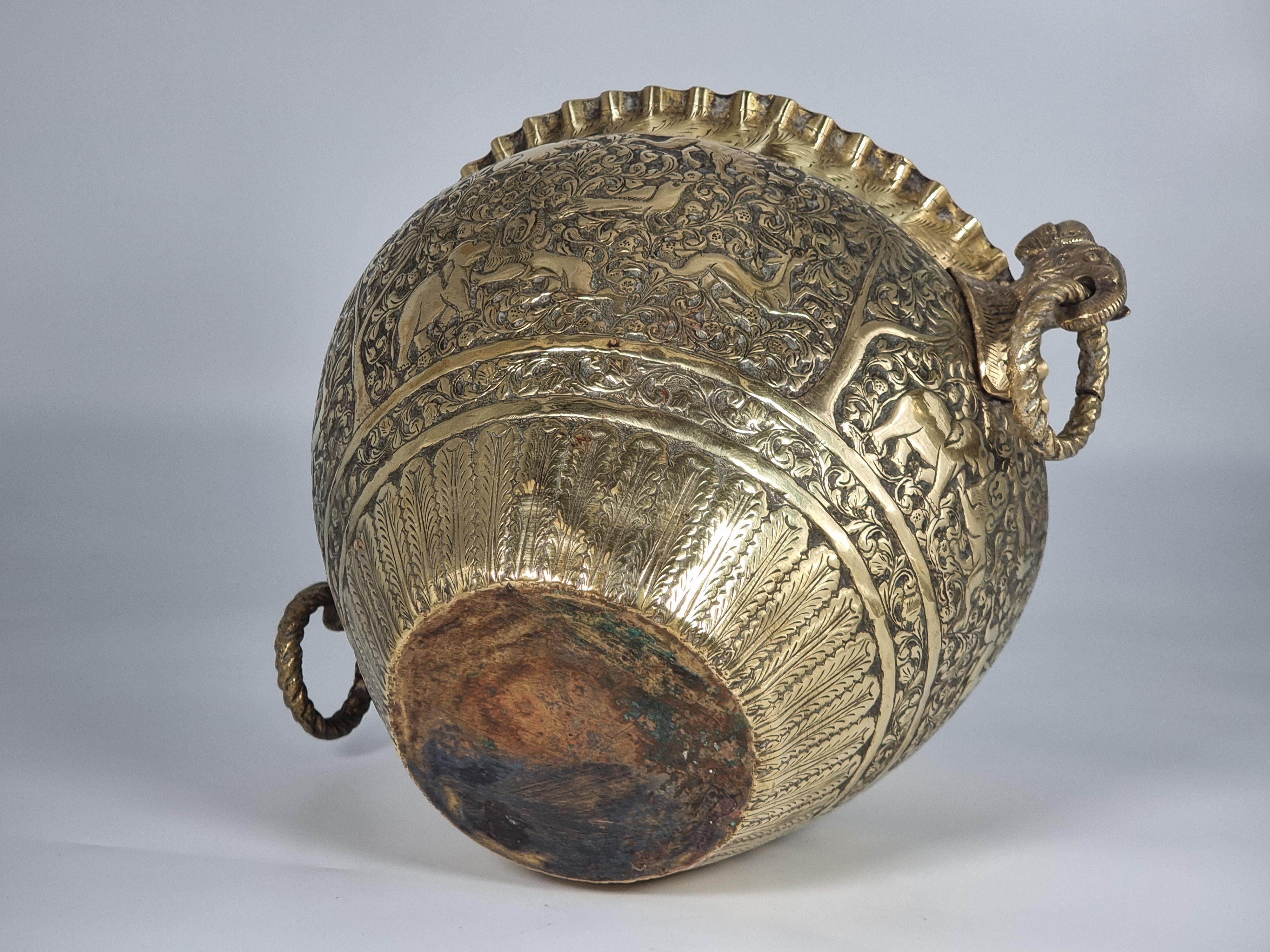Eine große handverzierte  Indische Raj Periode Messing Jardinière um 1880 im Angebot 2
