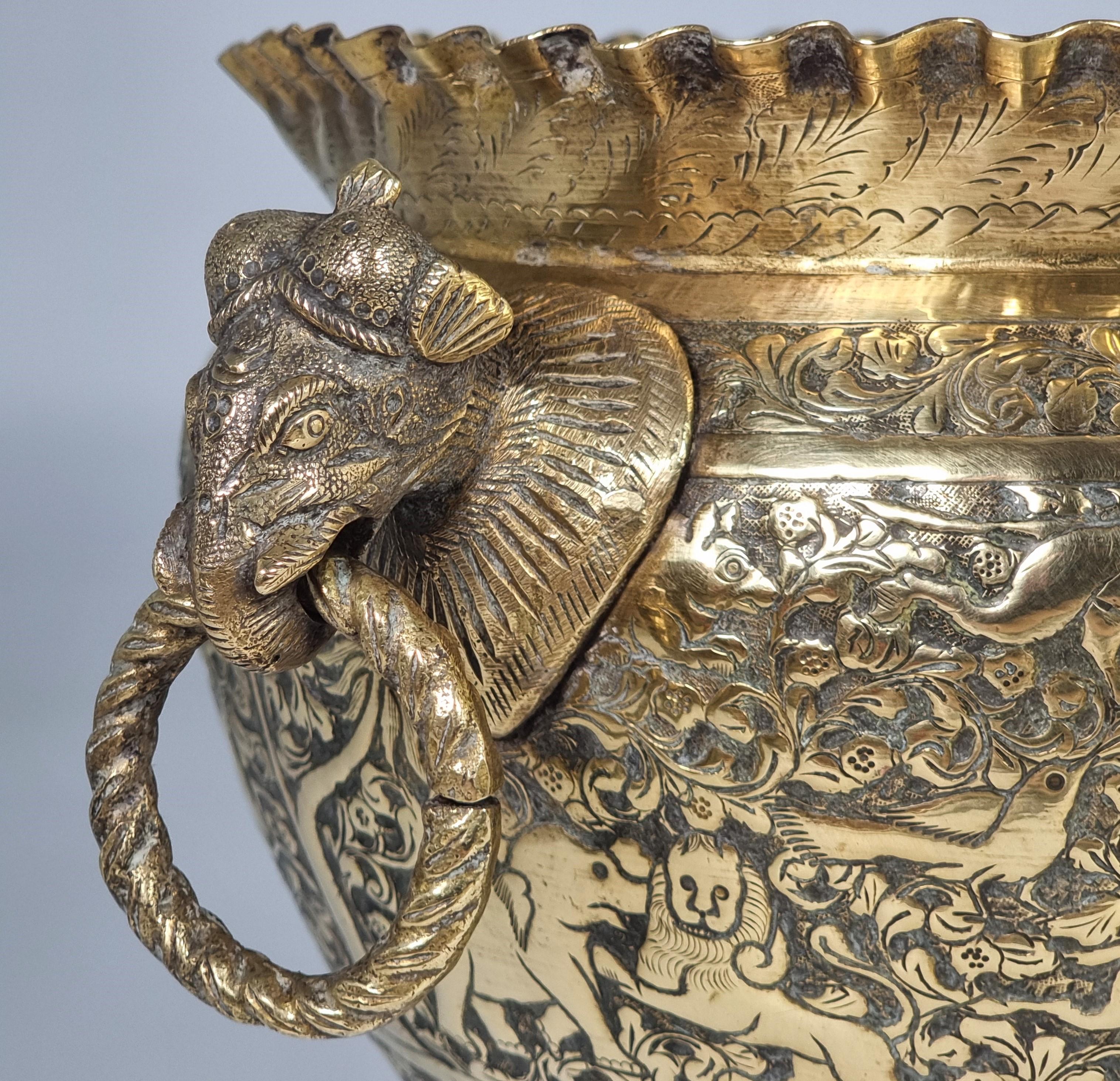Eine große handverzierte  Indische Raj Periode Messing Jardinière um 1880 im Angebot 3