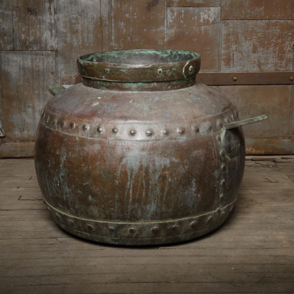 A large, hand hammered, round shaped brass urn, 19th Century.
Measure: opening diameter: 16.75