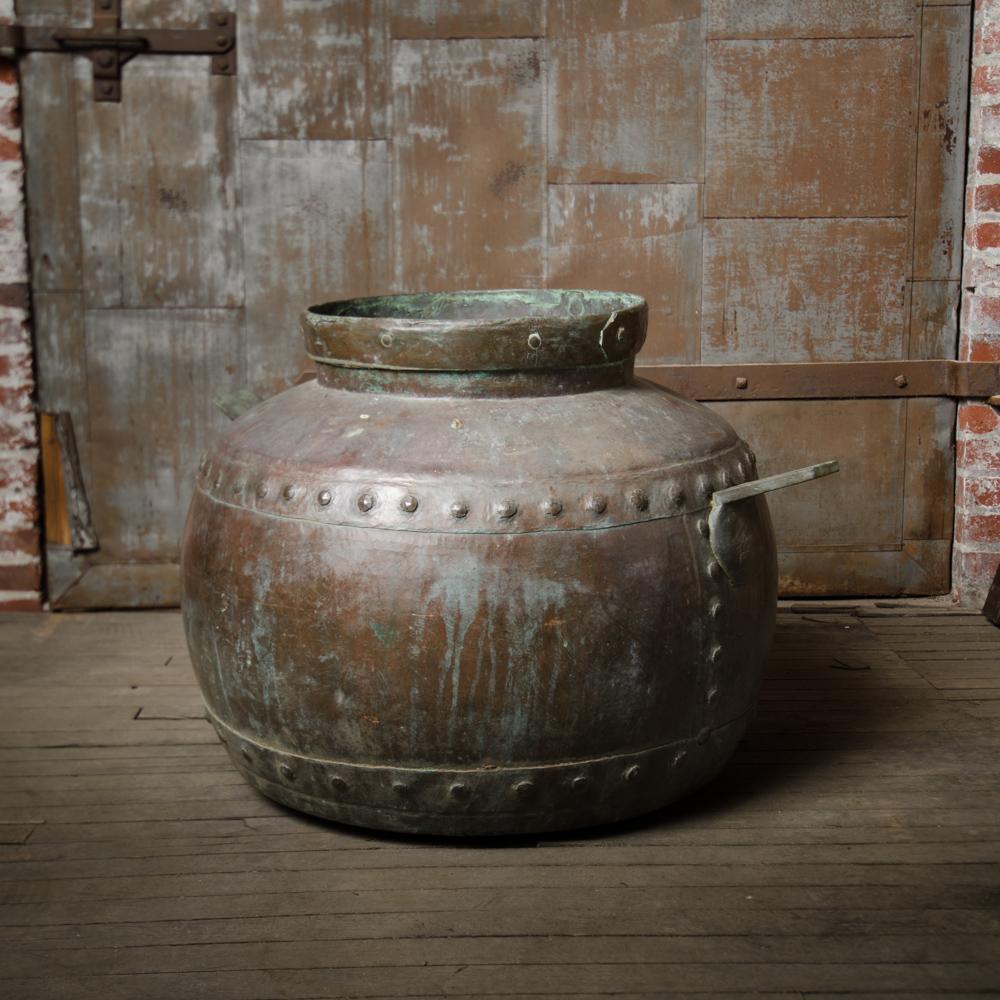Große, handgehämmerte, runde Urne aus Messing, 19. im Zustand „Gut“ im Angebot in Philadelphia, PA