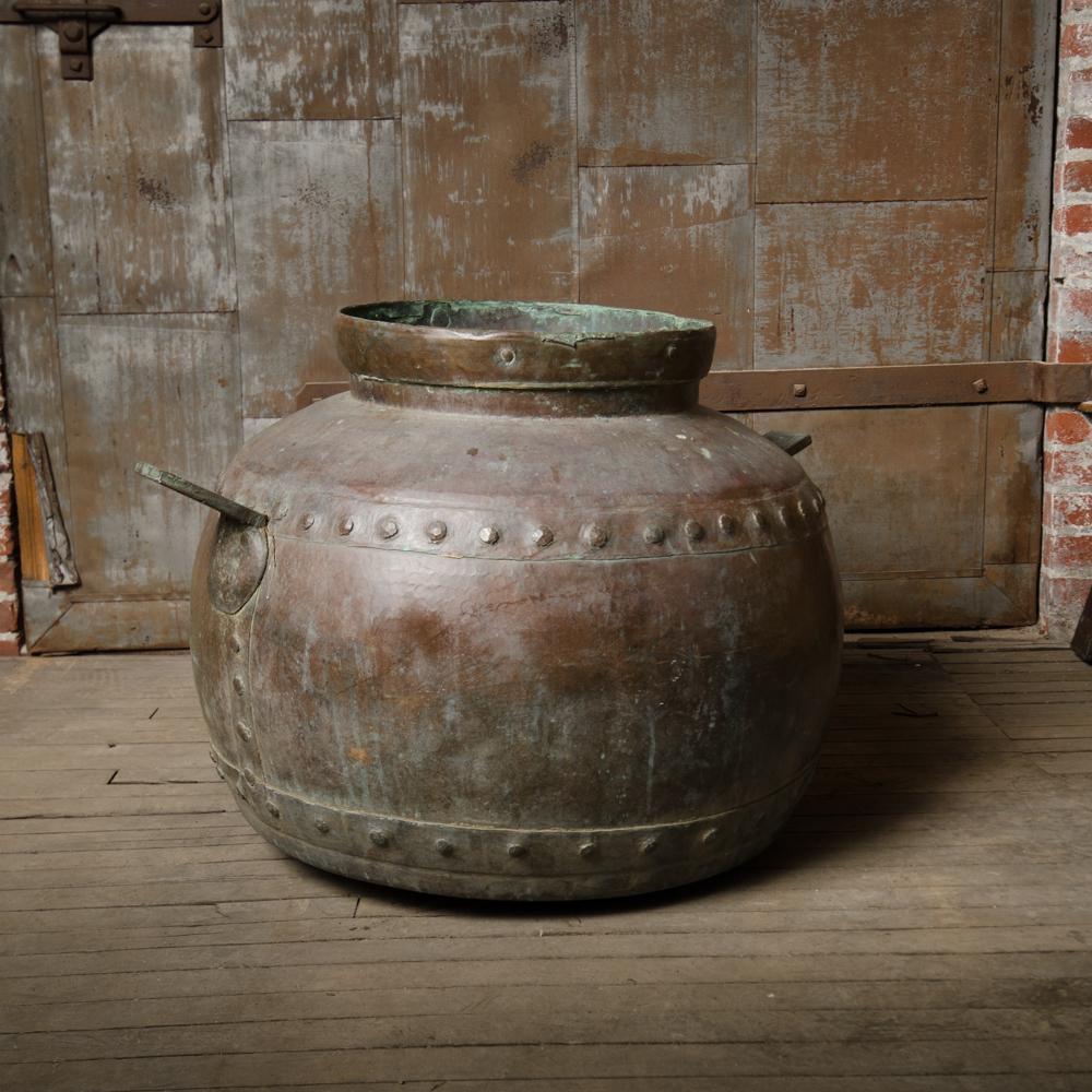 Große, handgehämmerte, runde Urne aus Messing, 19. (19. Jahrhundert) im Angebot