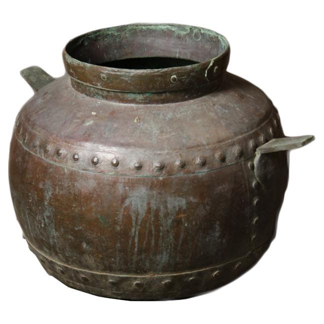 Grande urne ronde en laiton, martelée à la main, 19ème C.